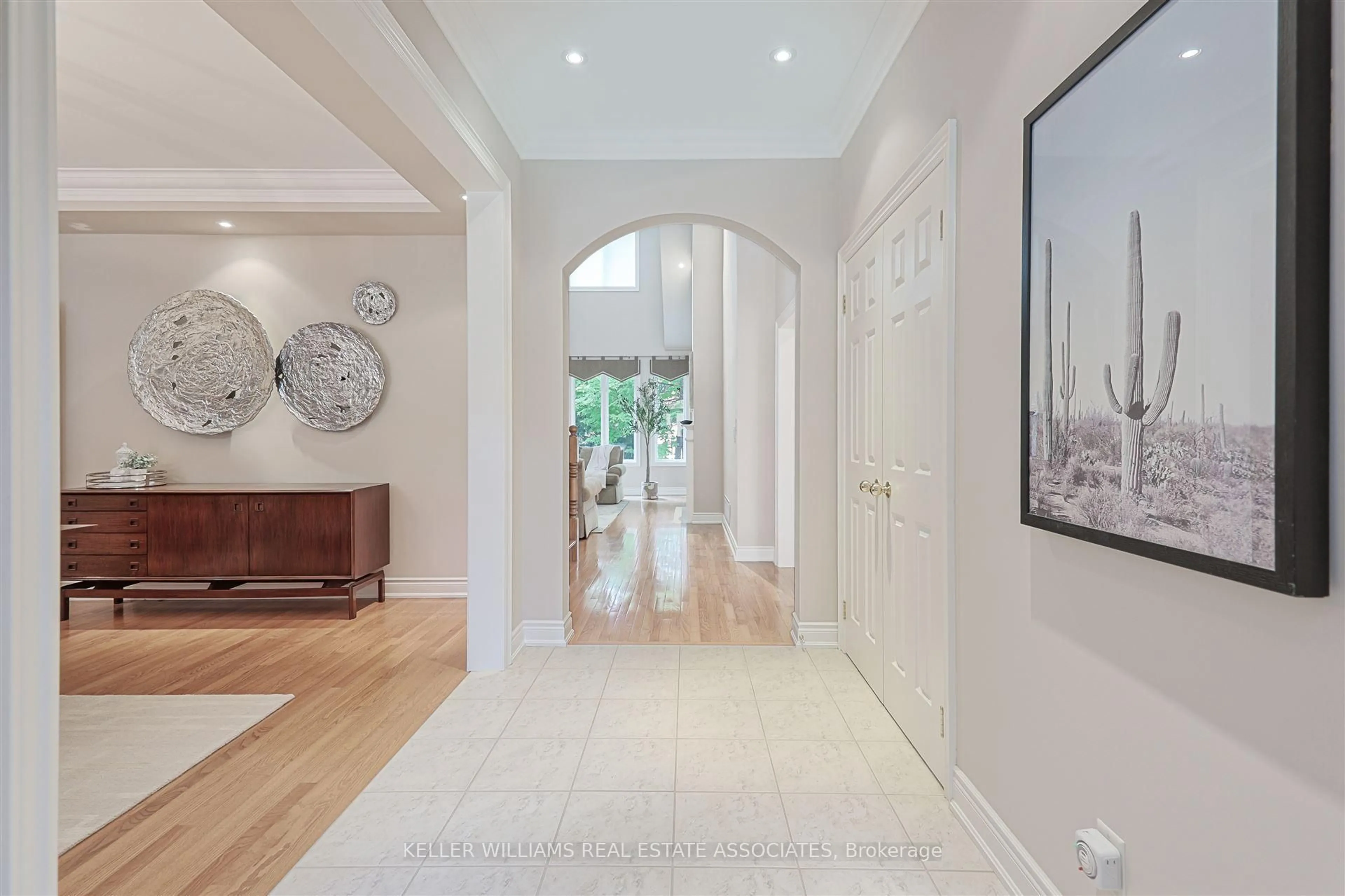 Indoor entryway for 726 Hidden Grove Lane, Mississauga Ontario L5H 4L2