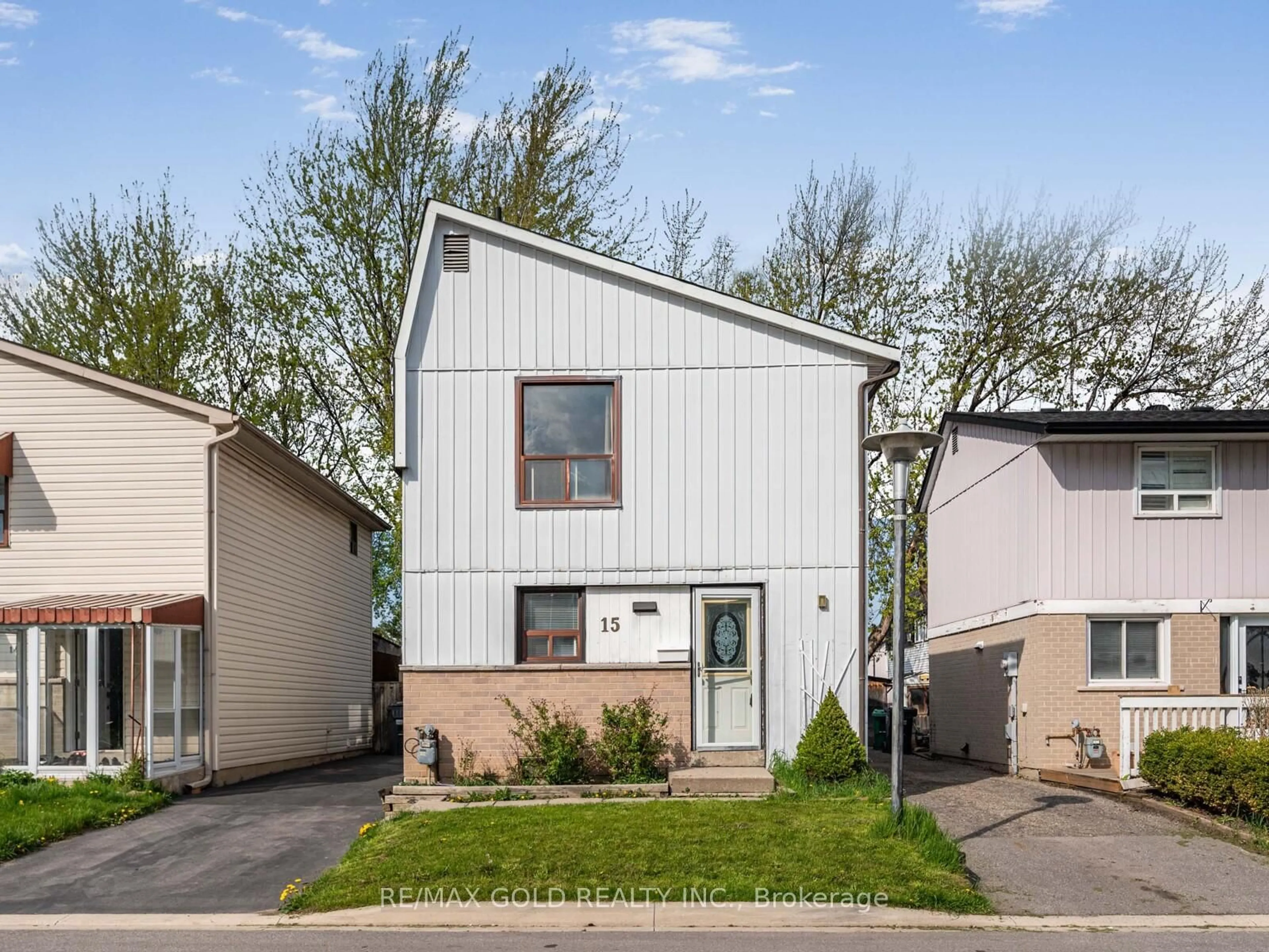 Home with vinyl exterior material, street for 15 Hughes Crt, Brampton Ontario L6S 2C6