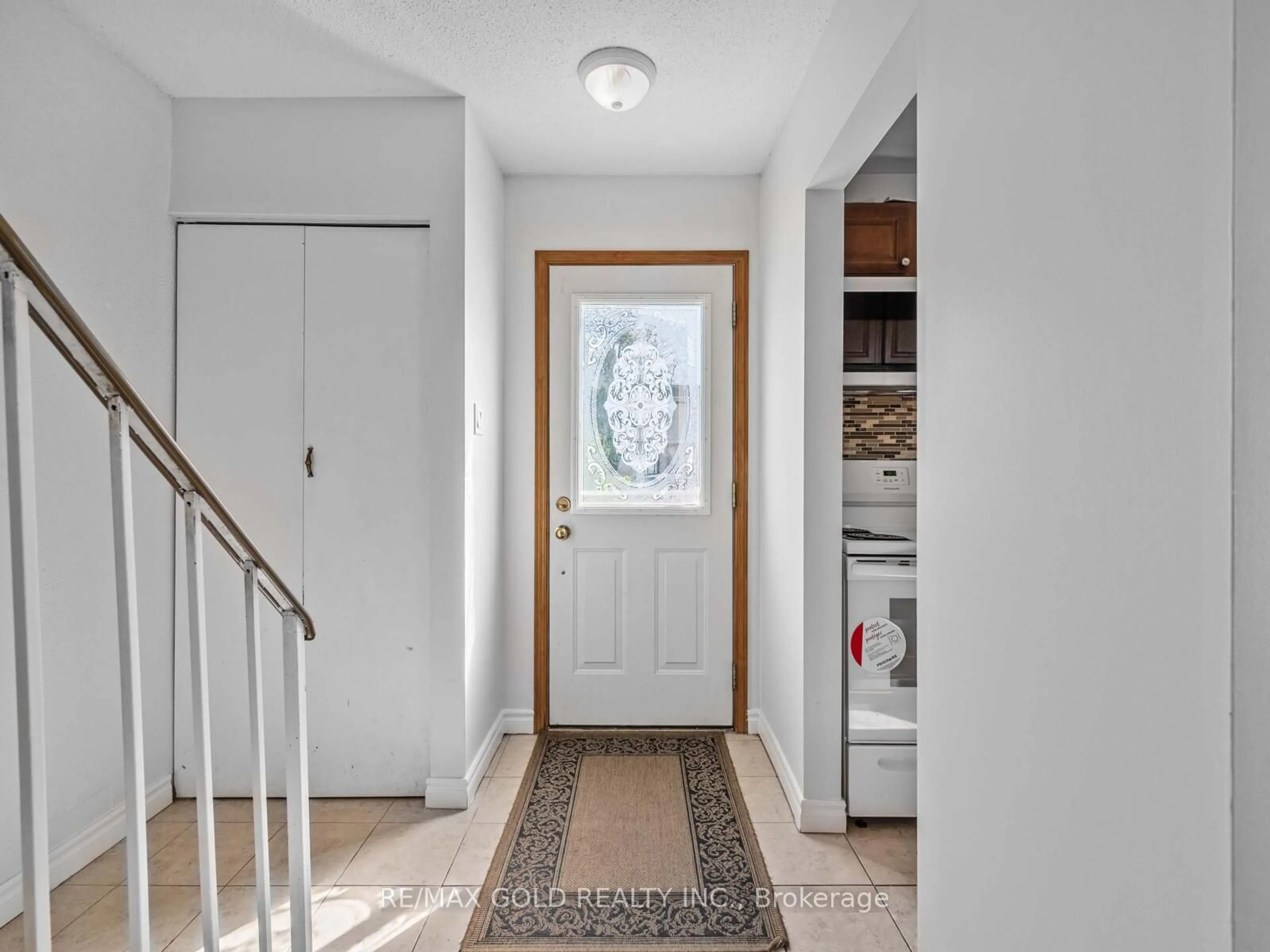 Indoor entryway for 15 Hughes Crt, Brampton Ontario L6S 2C6