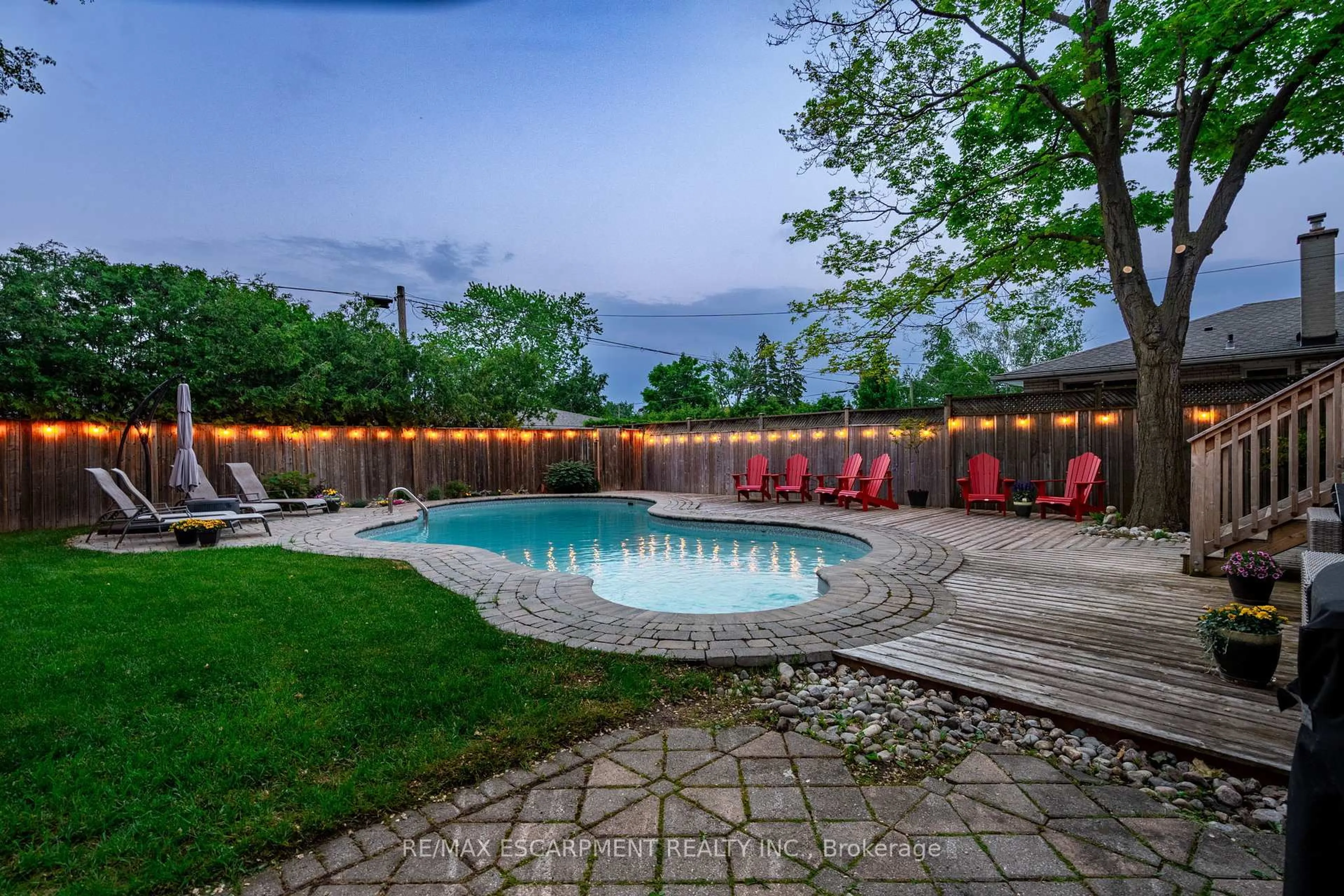 Pool for 421 Southland Cres, Oakville Ontario L6L 3N9