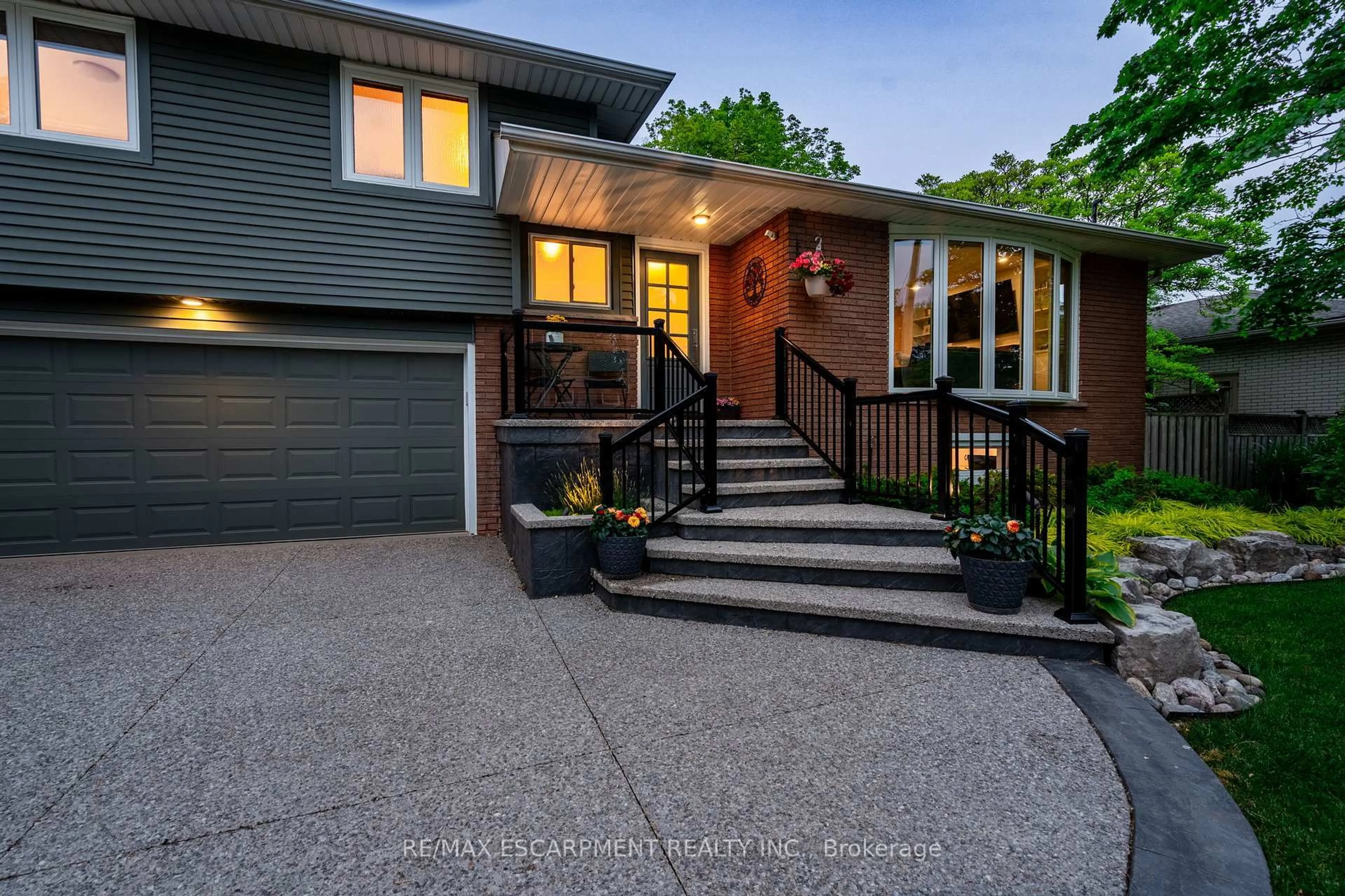 Unknown for 421 Southland Cres, Oakville Ontario L6L 3N9