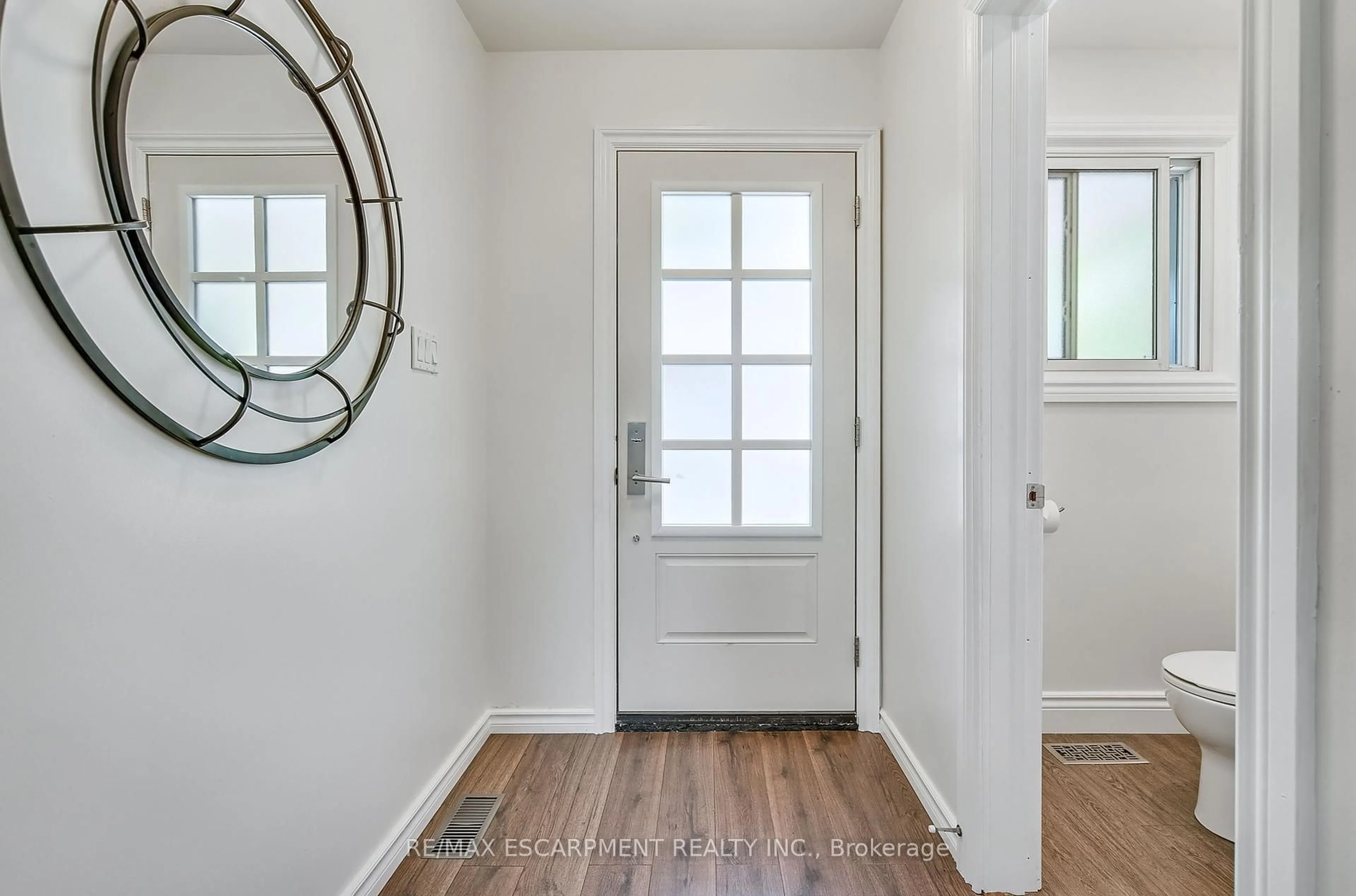 Indoor entryway for 421 Southland Cres, Oakville Ontario L6L 3N9