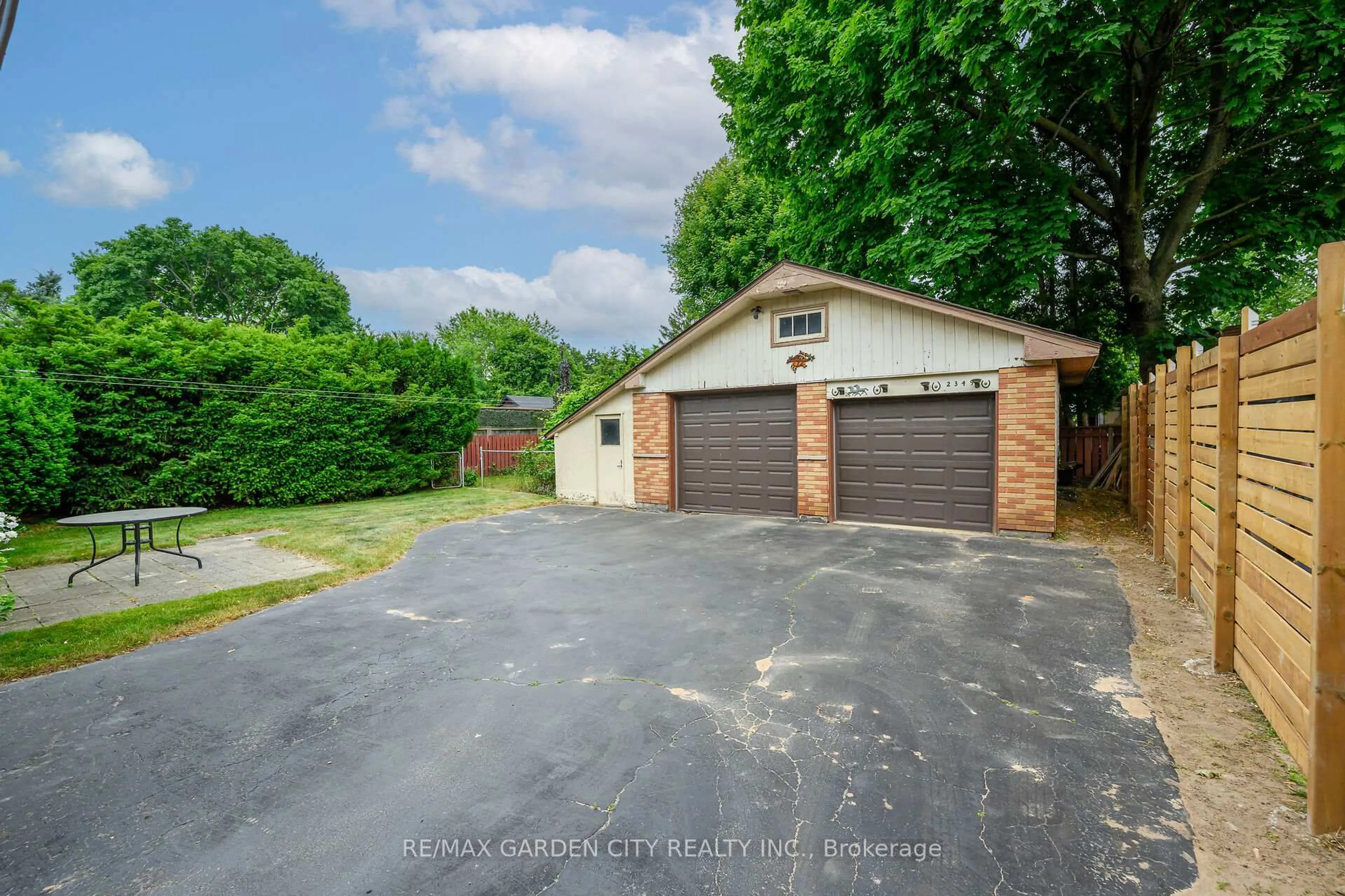 A pic from outside/outdoor area/front of a property/back of a property/a pic from drone, street for 2349 Fassel Ave, Burlington Ontario L7R 3P4