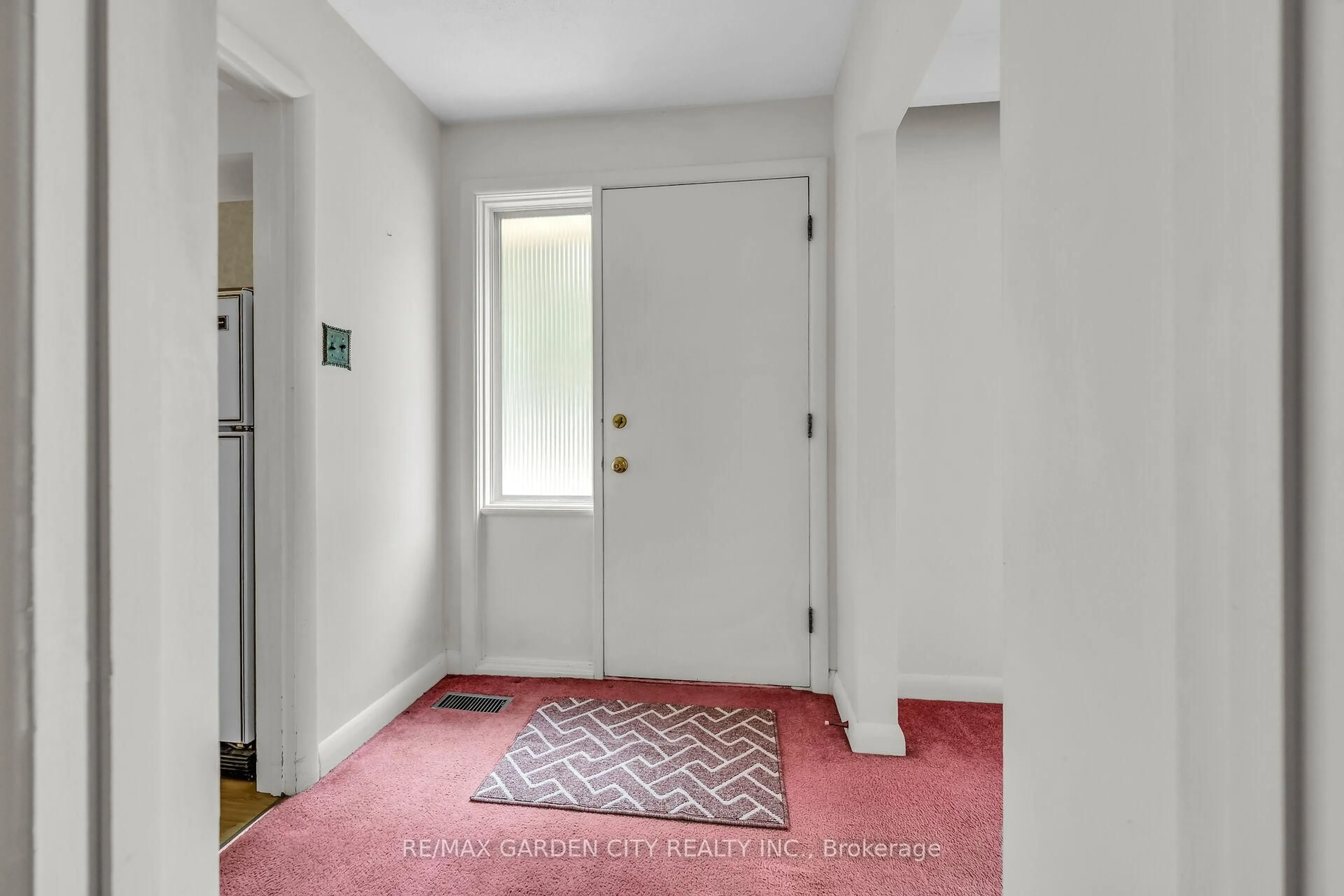 Indoor entryway for 2349 Fassel Ave, Burlington Ontario L7R 3P4