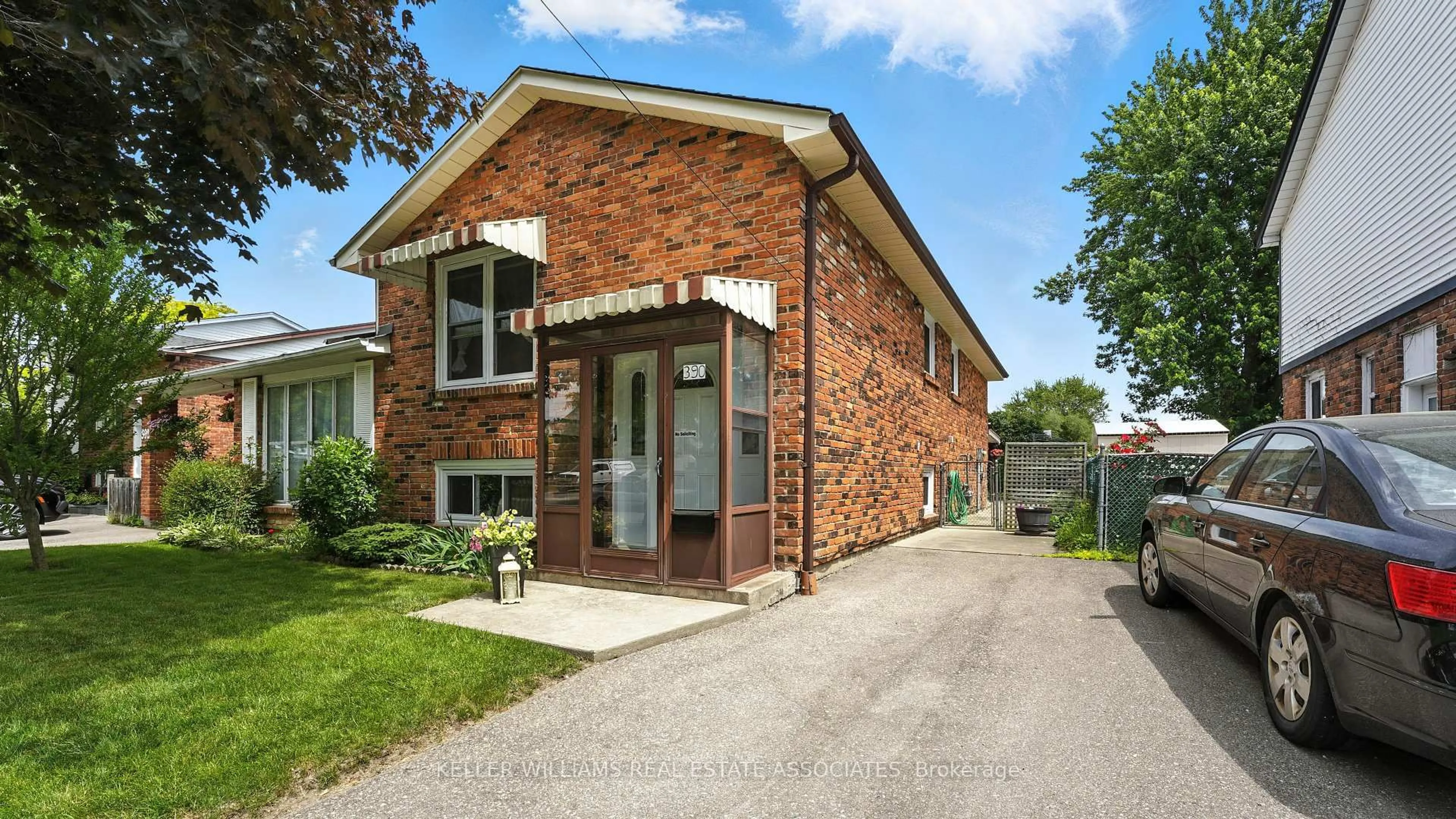Home with brick exterior material, street for 390 Daralea Hts, Mississauga Ontario L5A 3H6