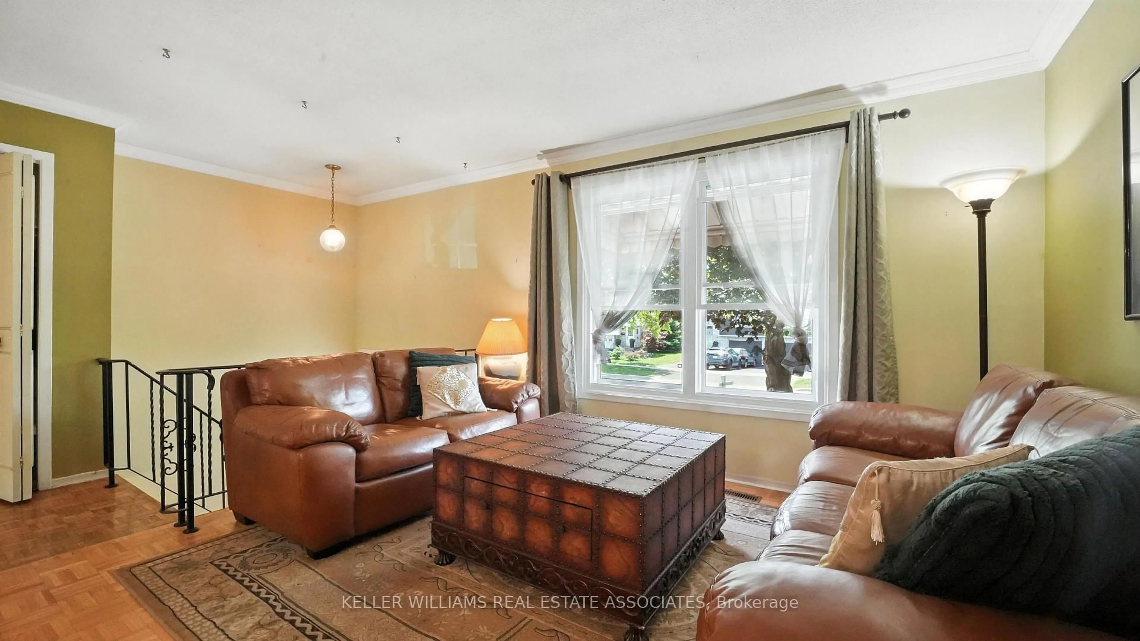 Living room with furniture, unknown for 390 Daralea Hts, Mississauga Ontario L5A 3H6