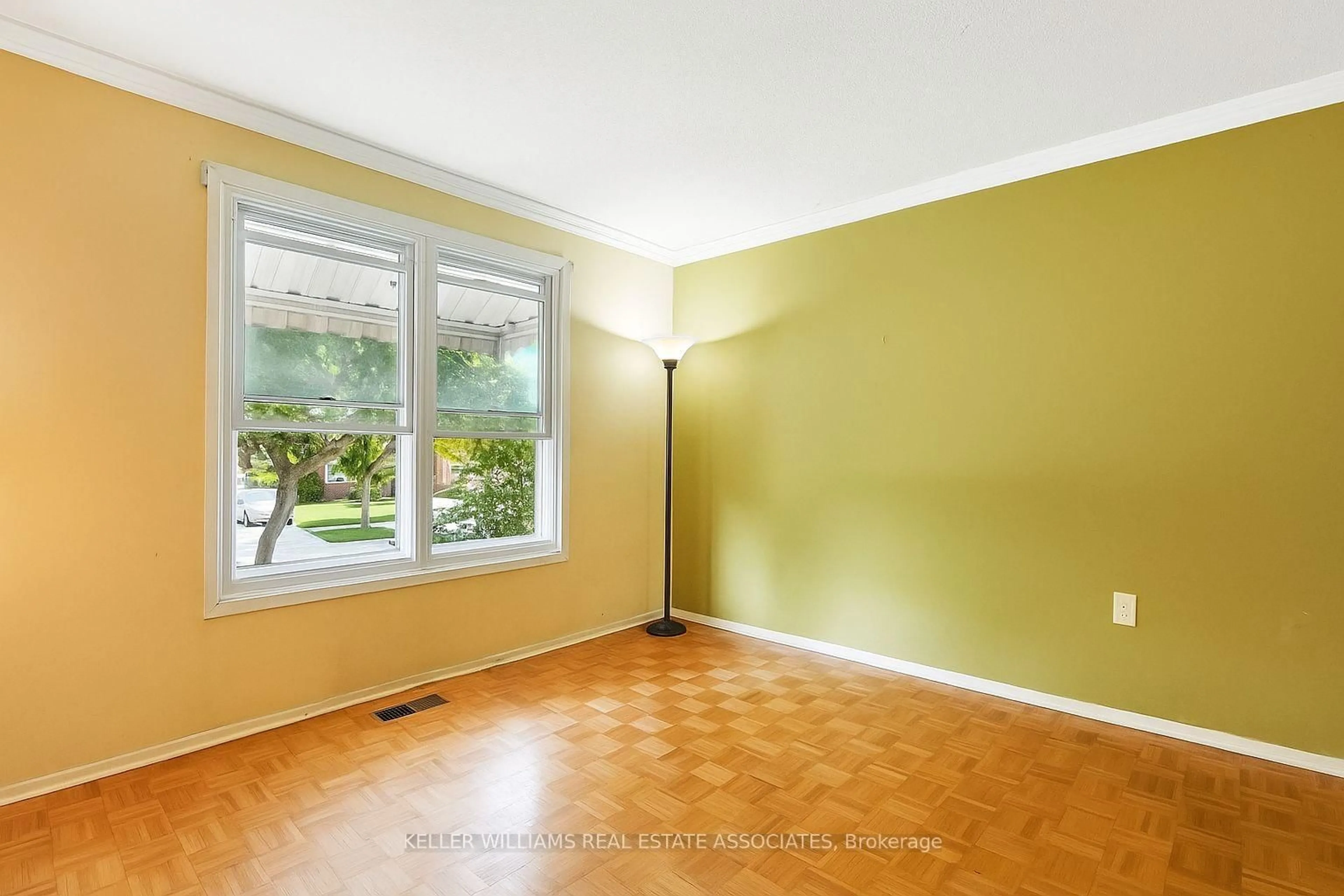A pic of a room for 390 Daralea Hts, Mississauga Ontario L5A 3H6