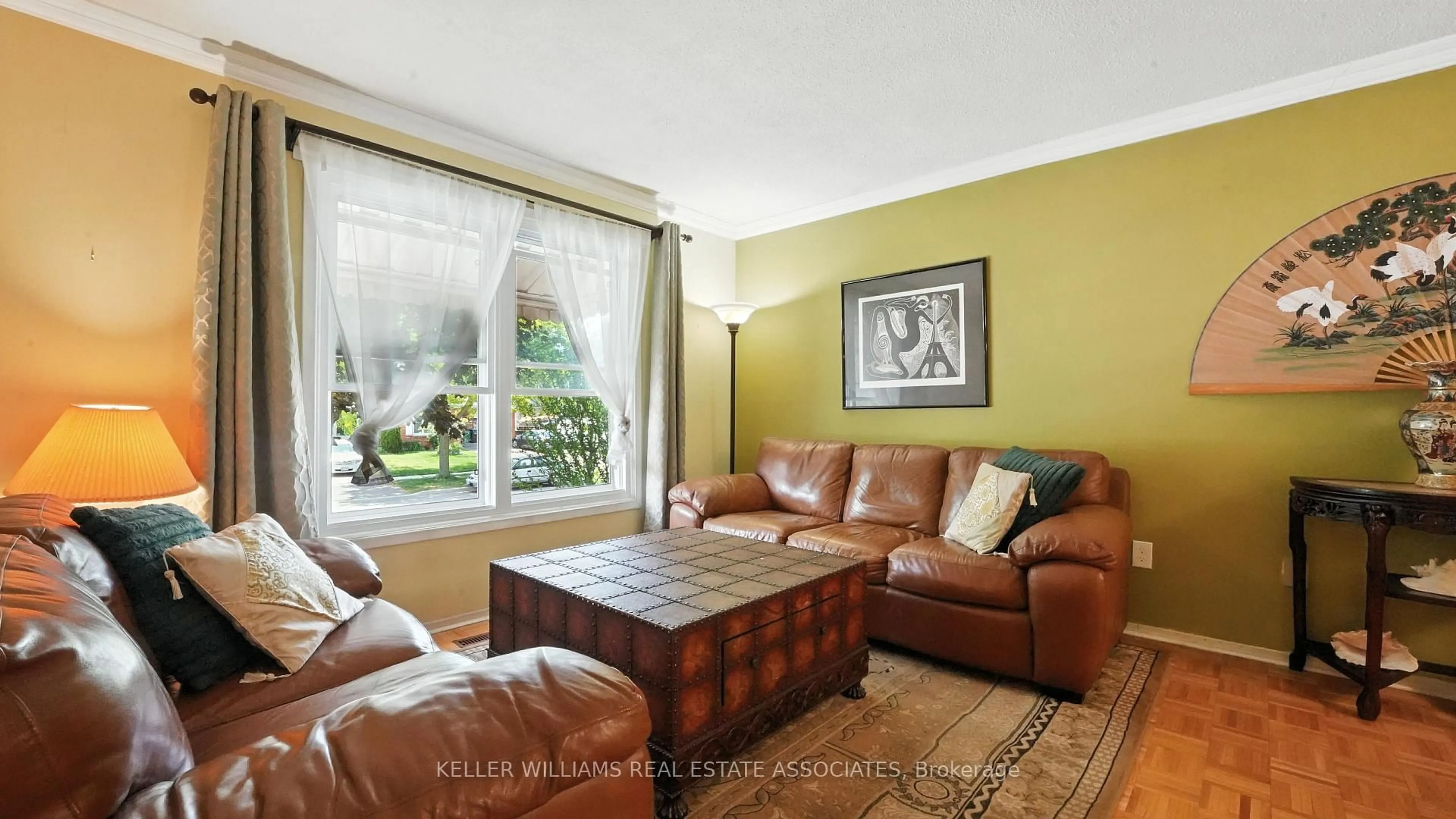 Living room with furniture, unknown for 390 Daralea Hts, Mississauga Ontario L5A 3H6