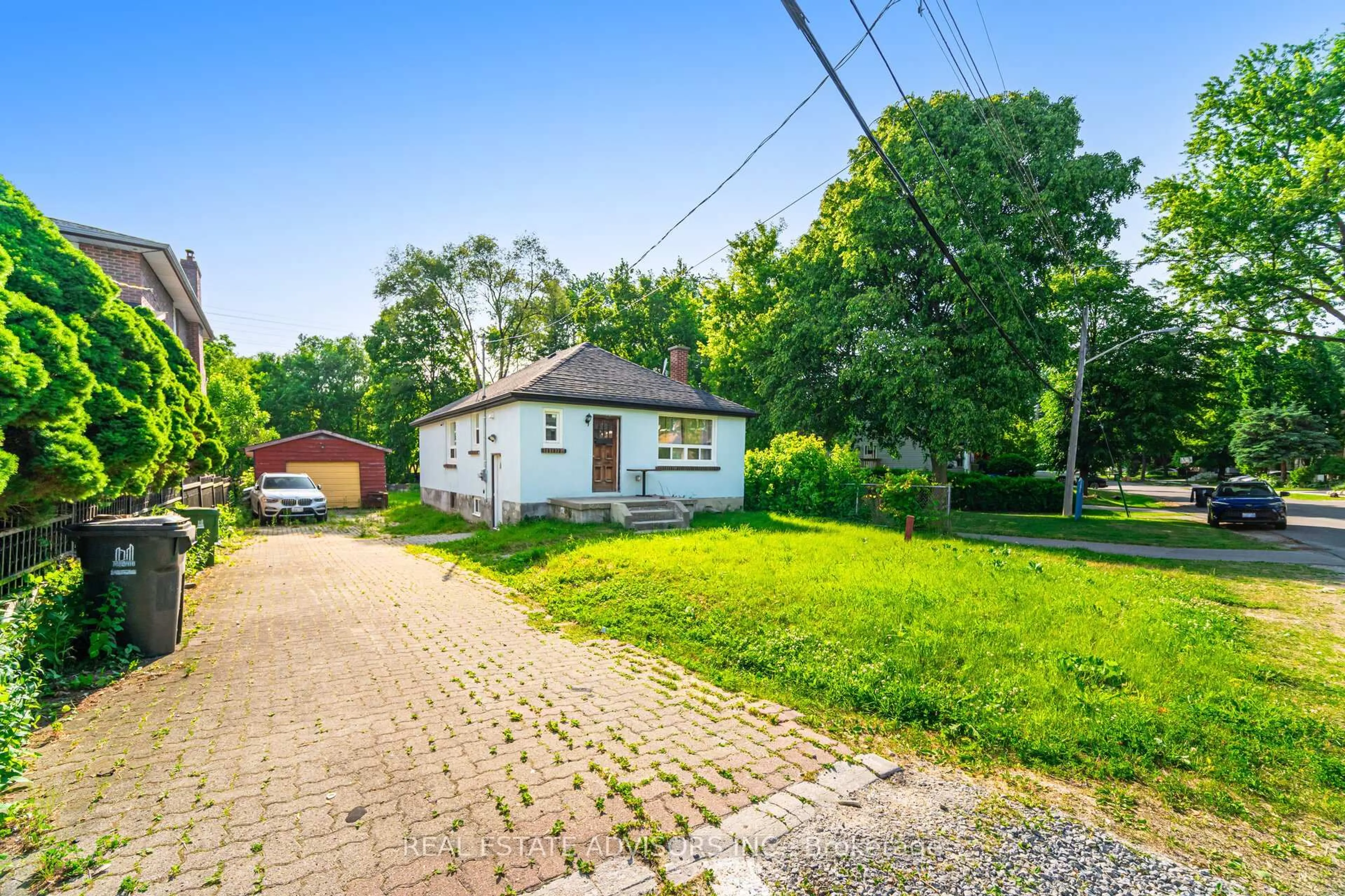 A pic from outside/outdoor area/front of a property/back of a property/a pic from drone, street for 26 Bonnyview Dr, Toronto Ontario M8Y 3G6