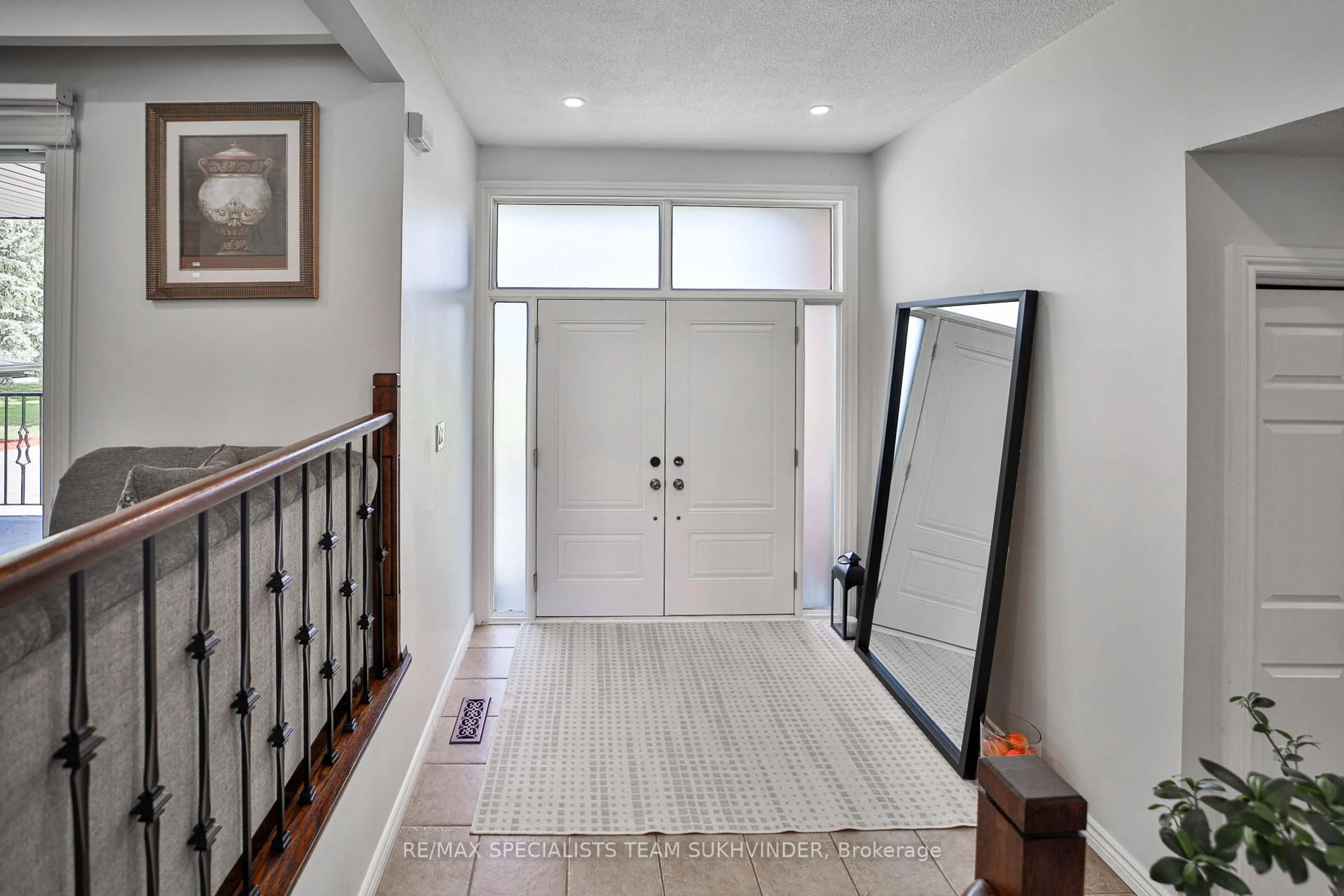 Indoor entryway for 13576 Torbram Rd, Caledon Ontario L7C 2S9