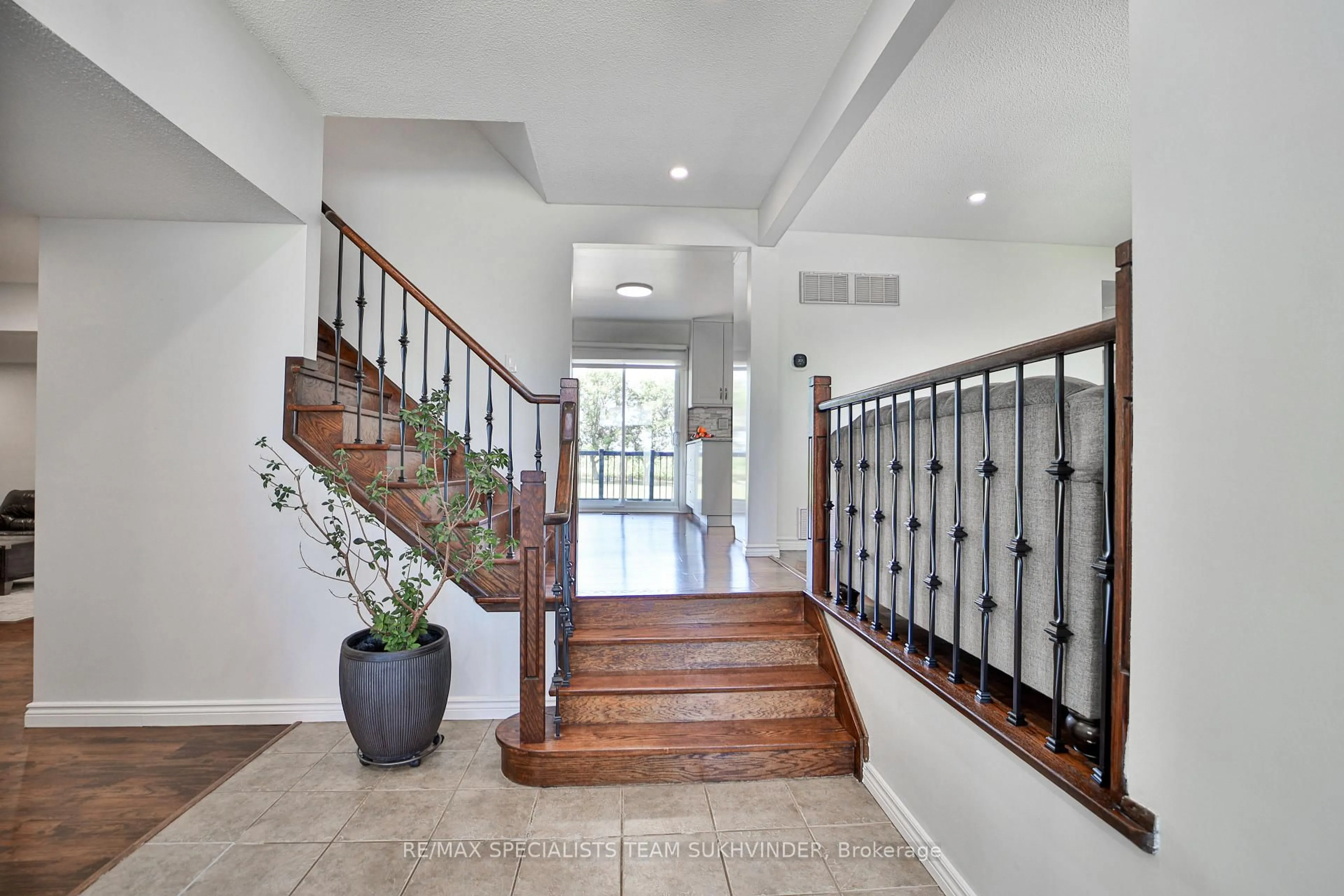 Indoor entryway for 13576 Torbram Rd, Caledon Ontario L7C 2S9