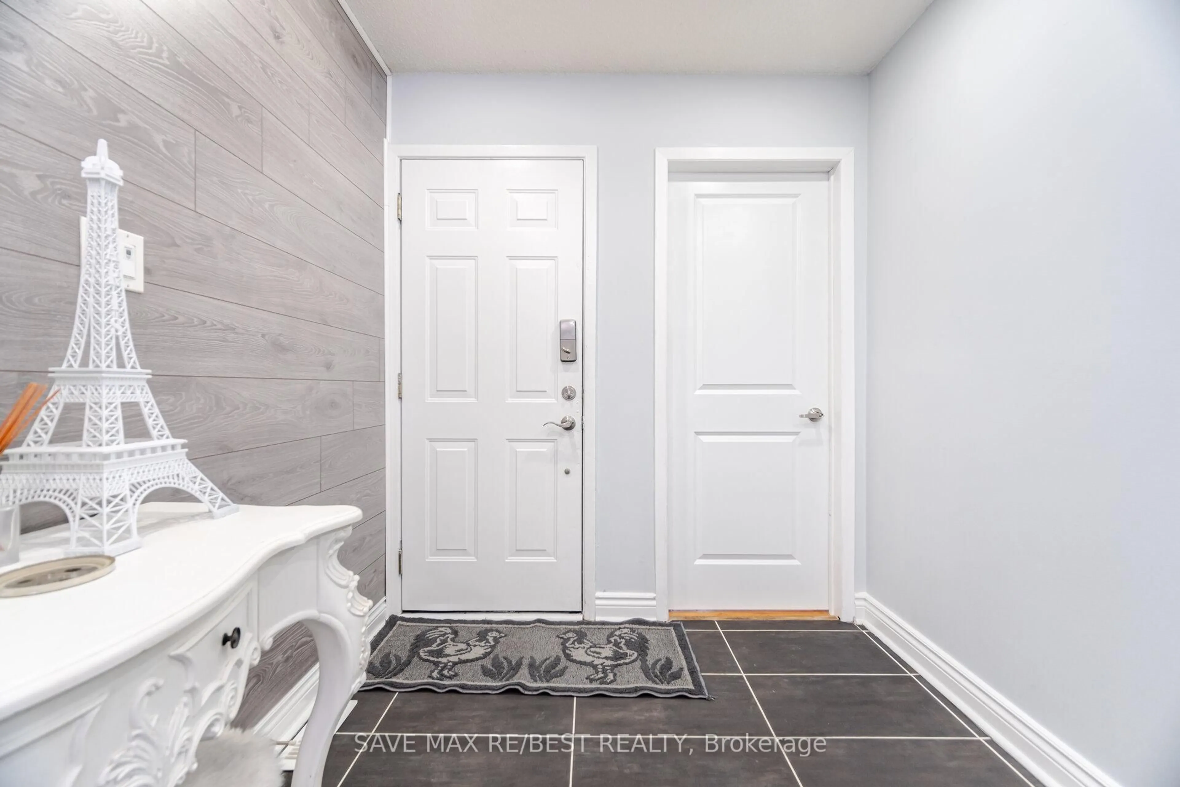 Indoor entryway for 14 Rustywood Dr, Brampton Ontario L6Y 2W2