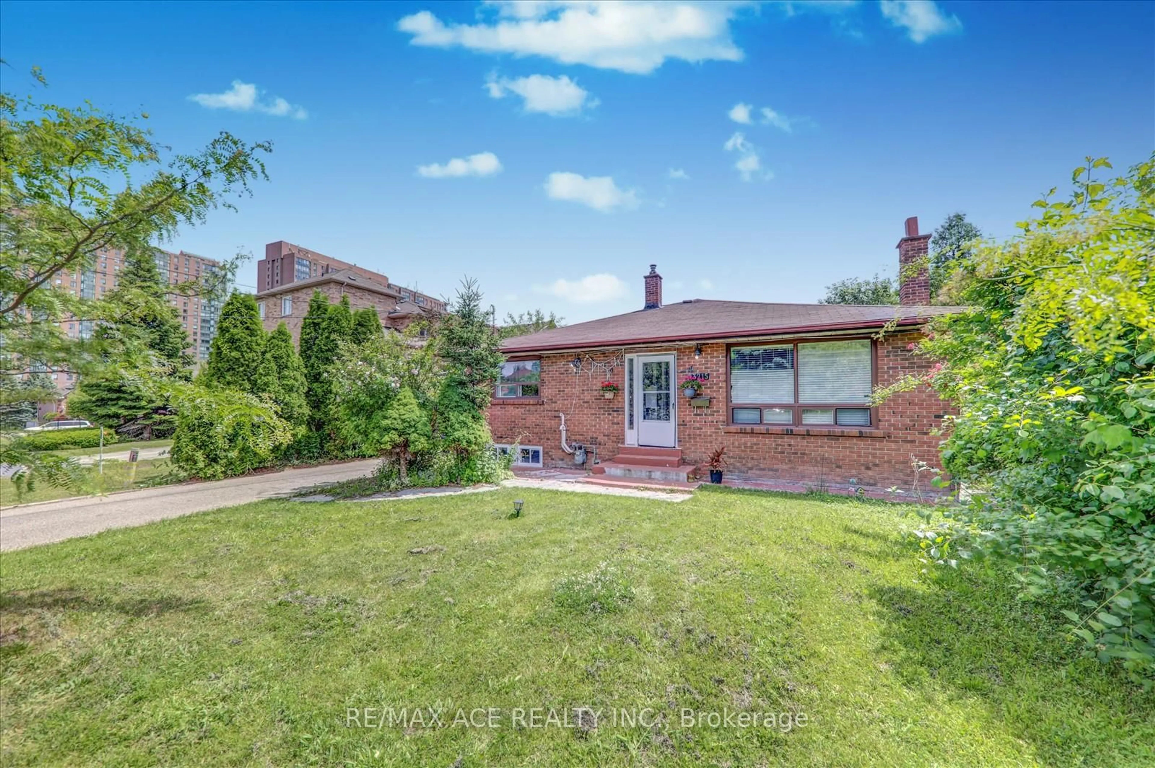 A pic from outside/outdoor area/front of a property/back of a property/a pic from drone, street for 3215 Parkerhill Rd, Mississauga Ontario L5B 1V7