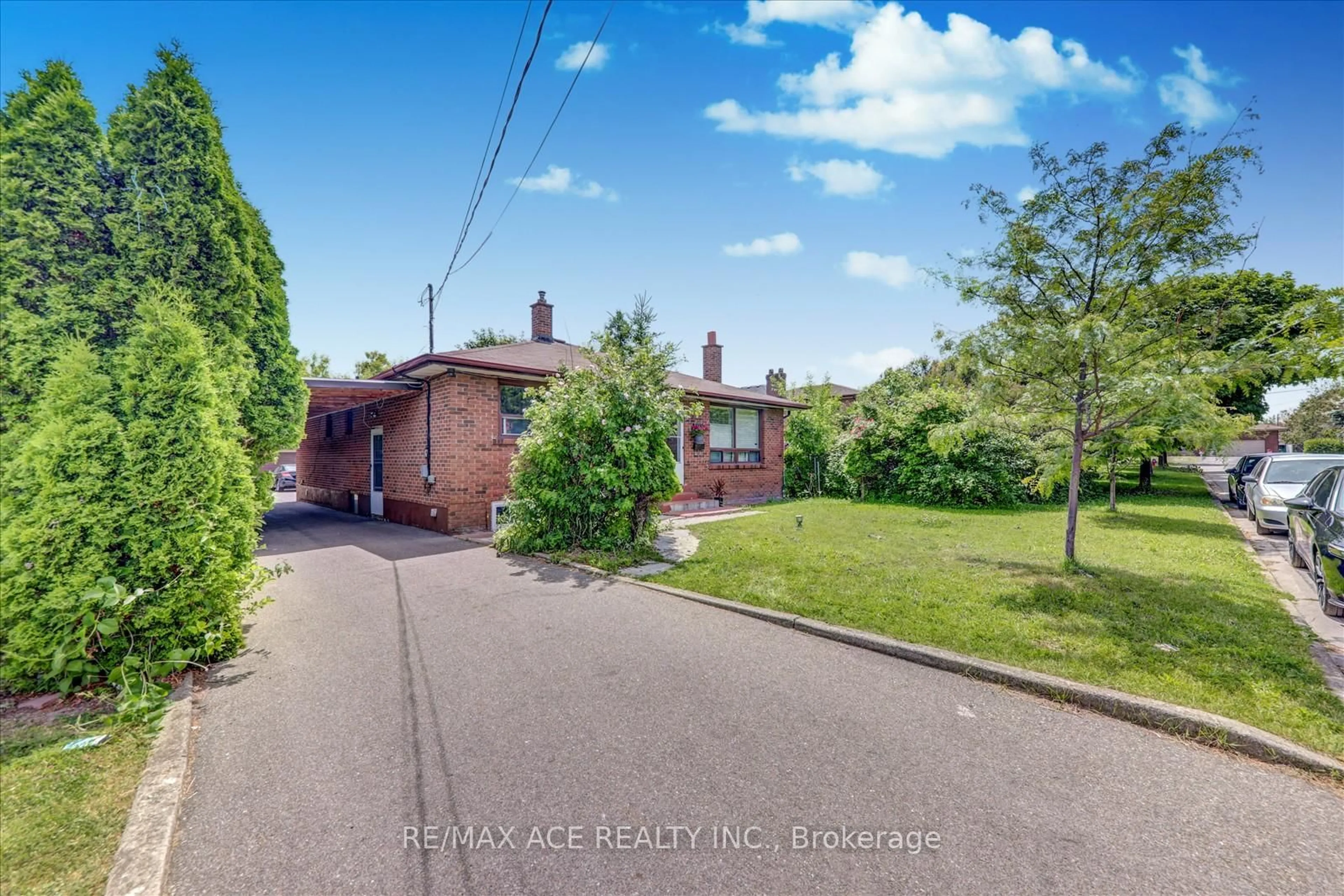 A pic from outside/outdoor area/front of a property/back of a property/a pic from drone, street for 3215 Parkerhill Rd, Mississauga Ontario L5B 1V7