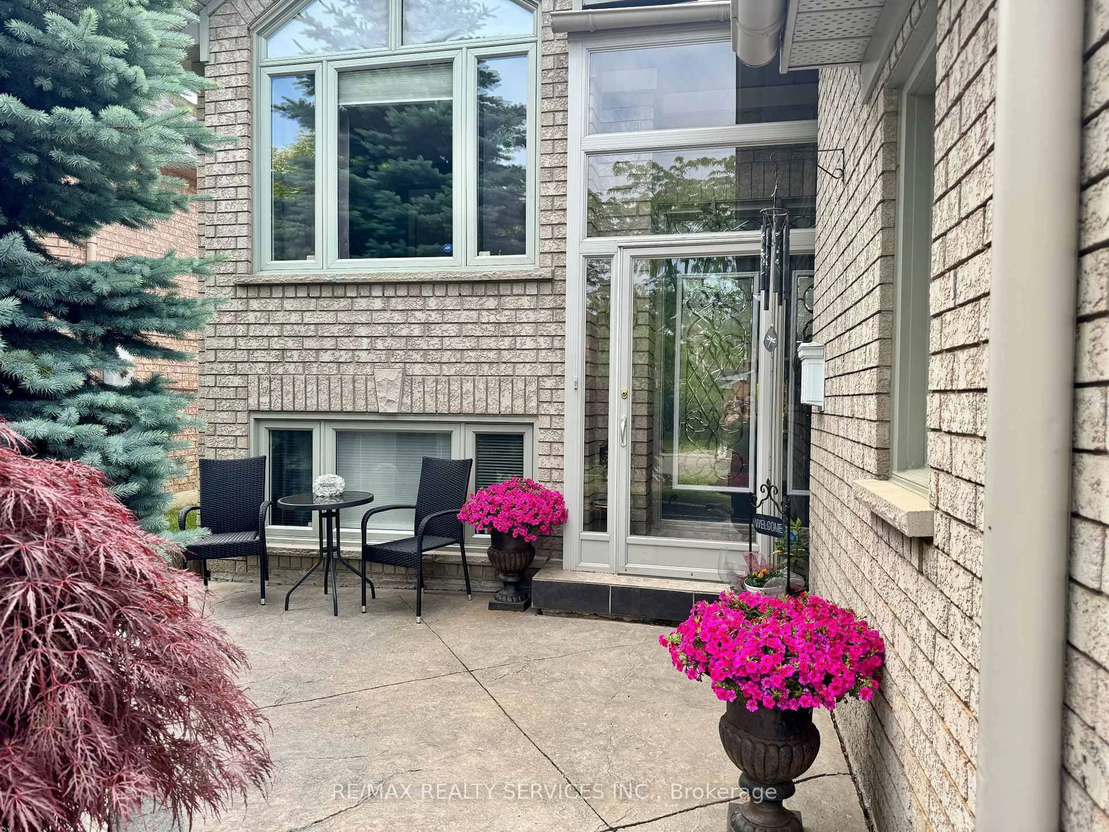 Patio, street for 19 Livingston Dr, Caledon Ontario L7C 1A1