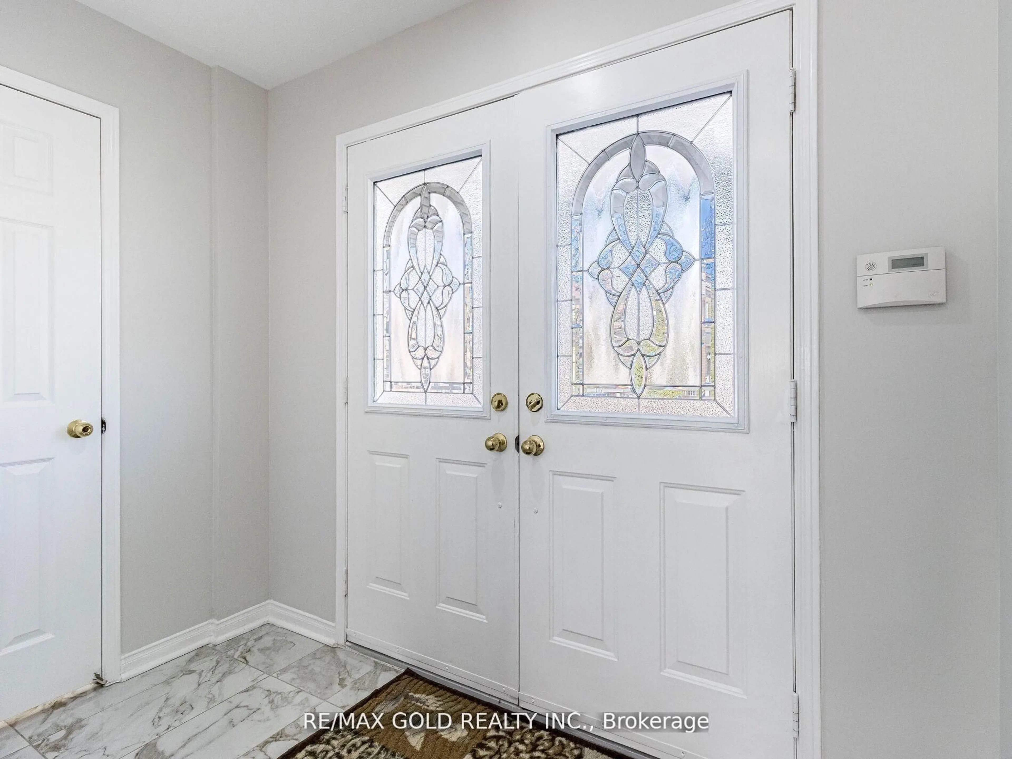 Indoor entryway for 10 Chestermere Cres, Brampton Ontario L7A 2A4