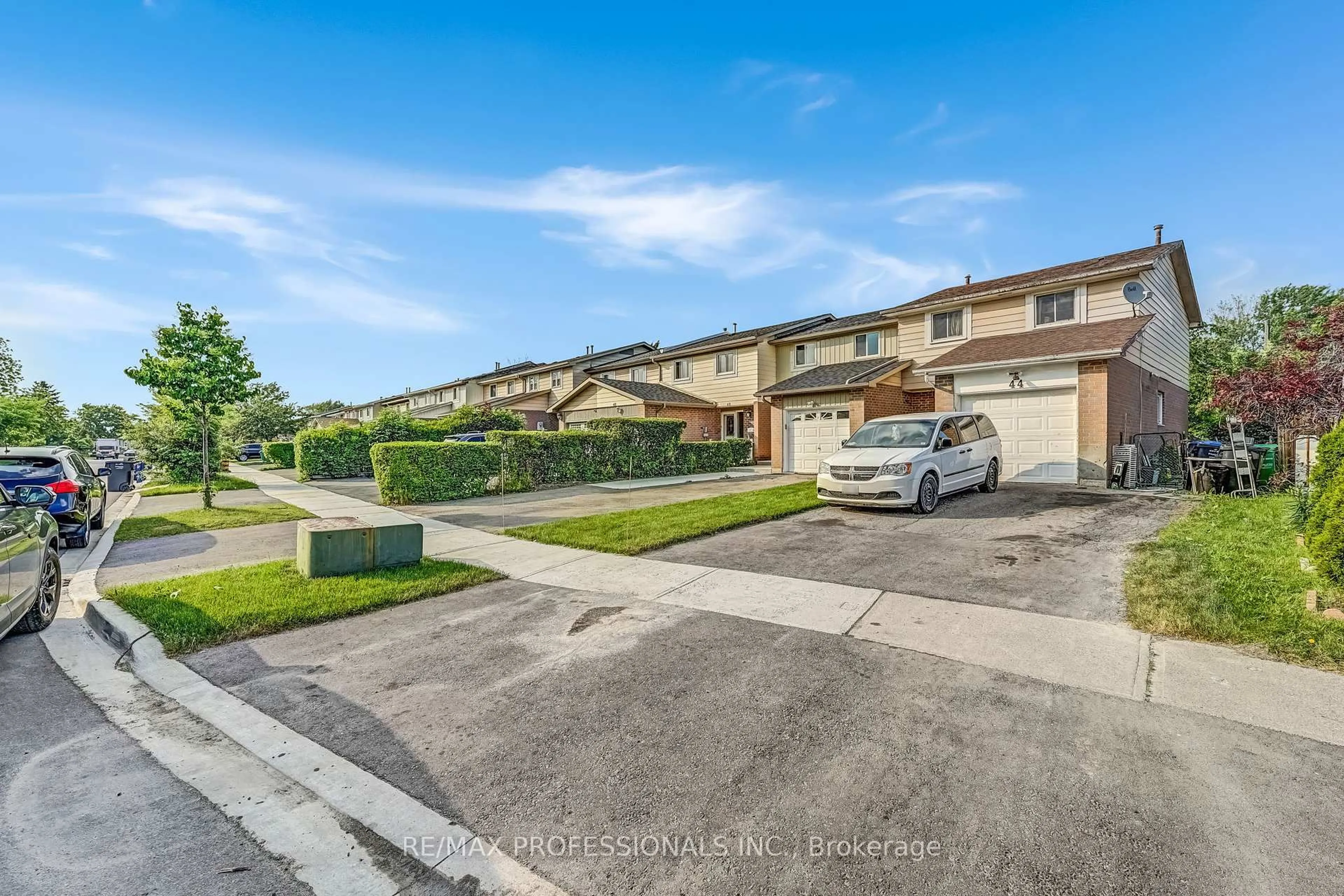 A pic from outside/outdoor area/front of a property/back of a property/a pic from drone, street for 44 Skegby Rd, Brampton Ontario L6V 2T9
