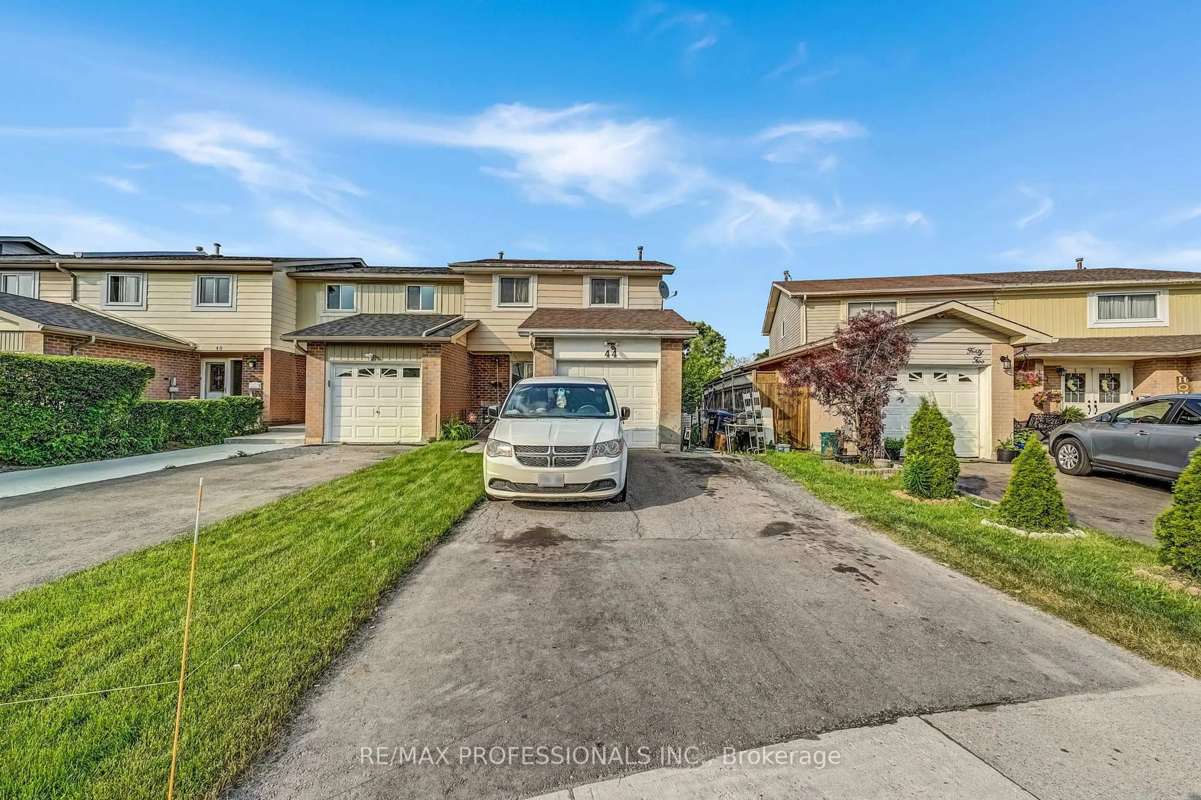 A pic from outside/outdoor area/front of a property/back of a property/a pic from drone, street for 44 Skegby Rd, Brampton Ontario L6V 2T9