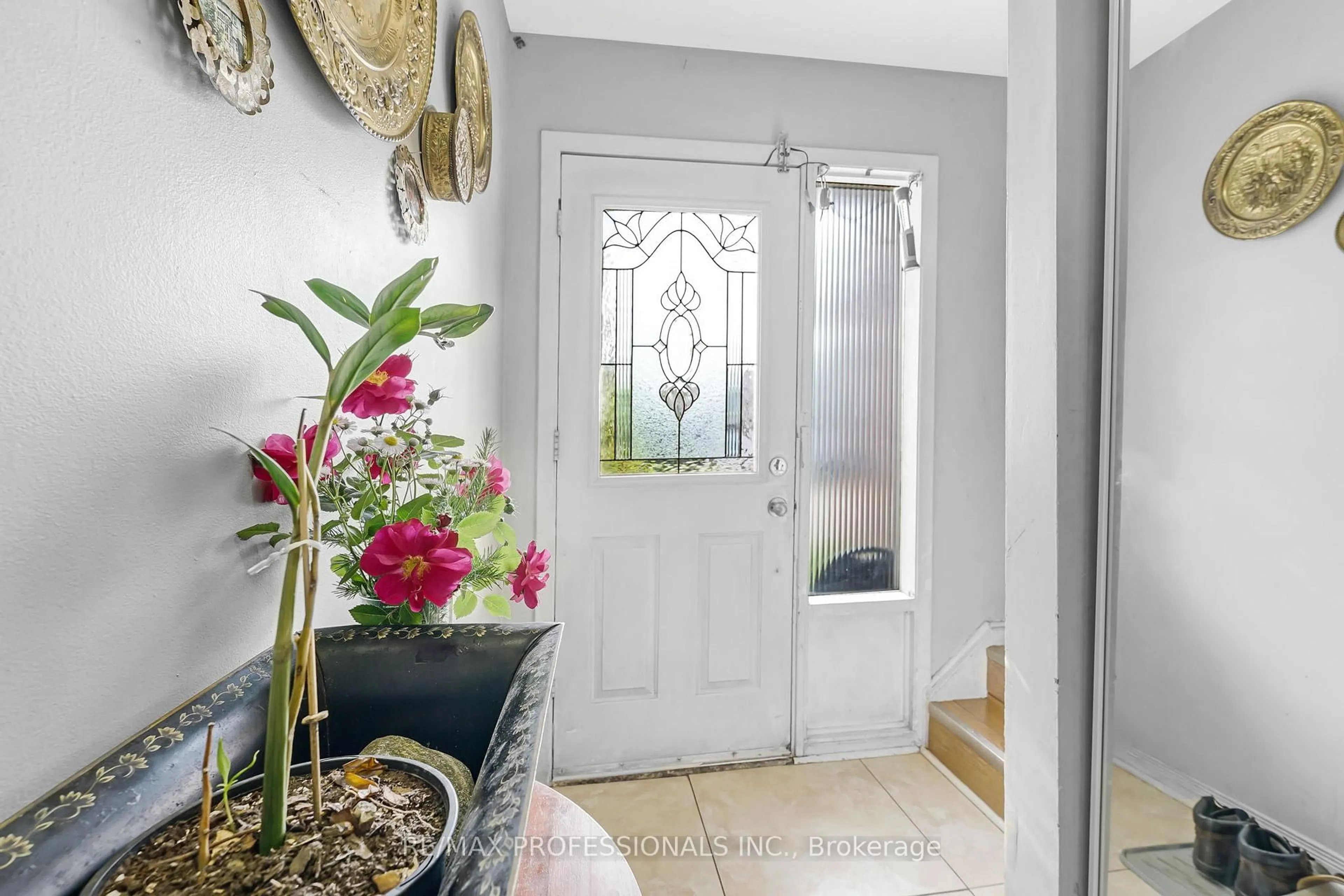 Indoor entryway for 44 Skegby Rd, Brampton Ontario L6V 2T9