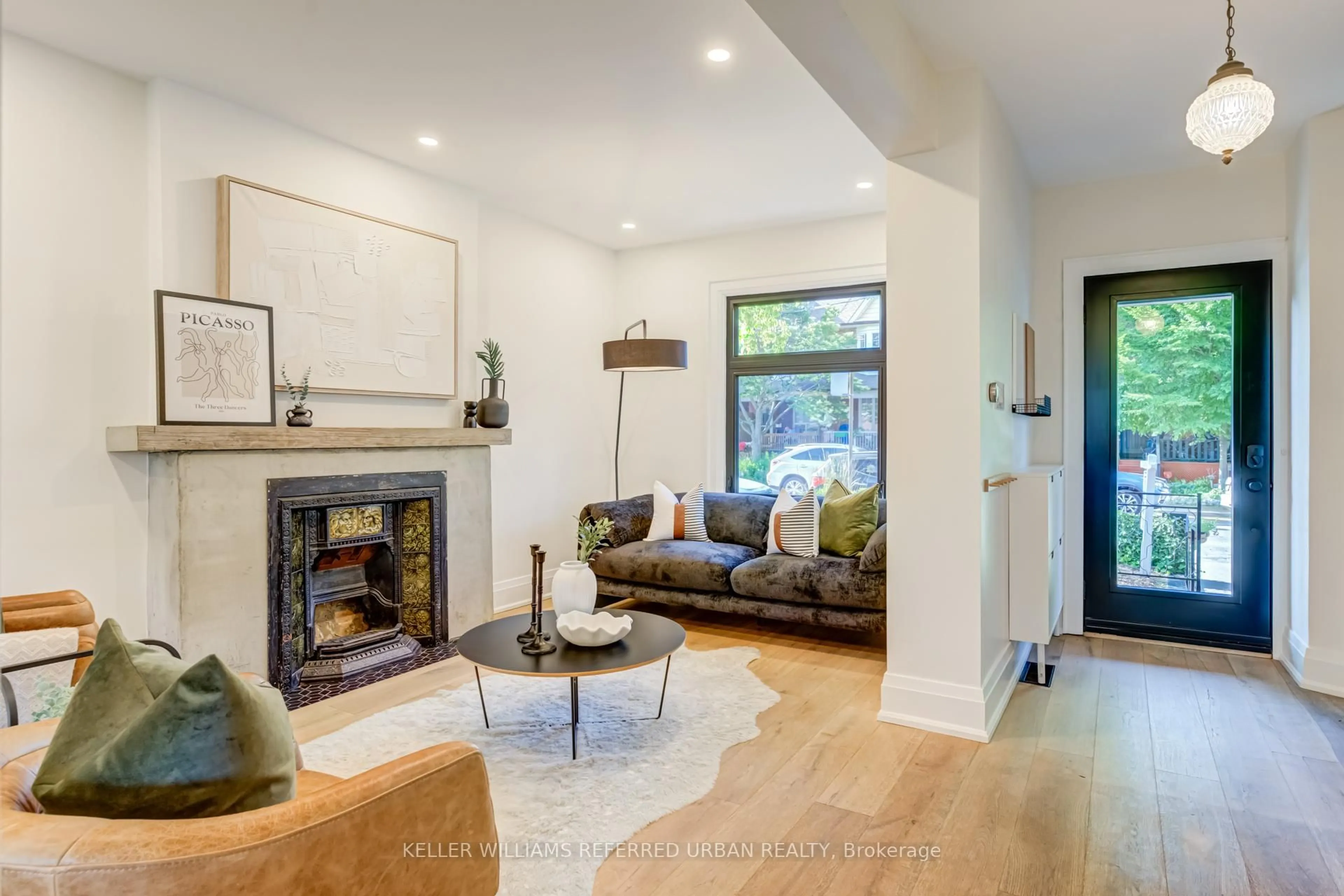 Living room with furniture, unknown for 133 Essex St, Toronto Ontario M6G 1T6
