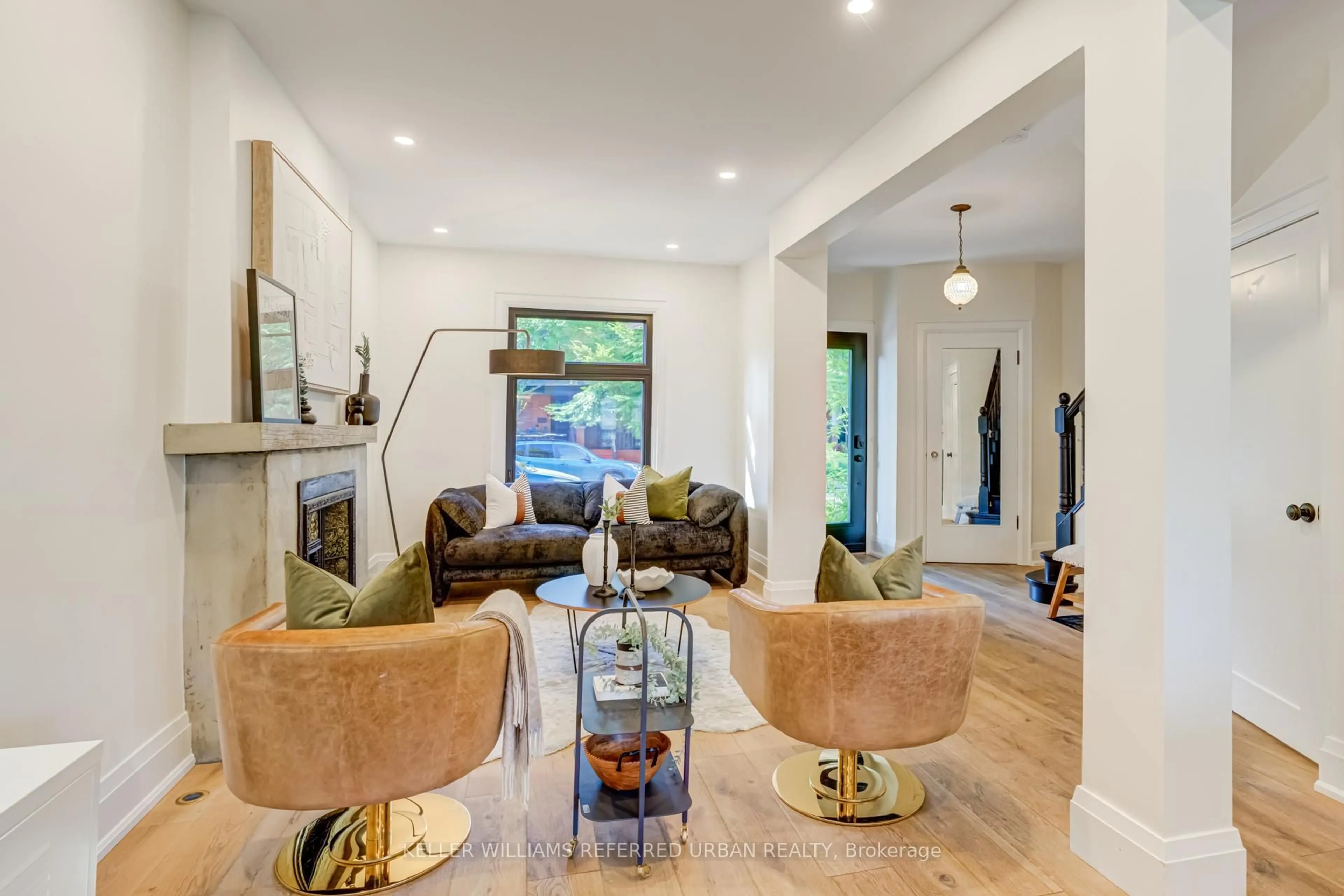 Living room with furniture, unknown for 133 Essex St, Toronto Ontario M6G 1T6