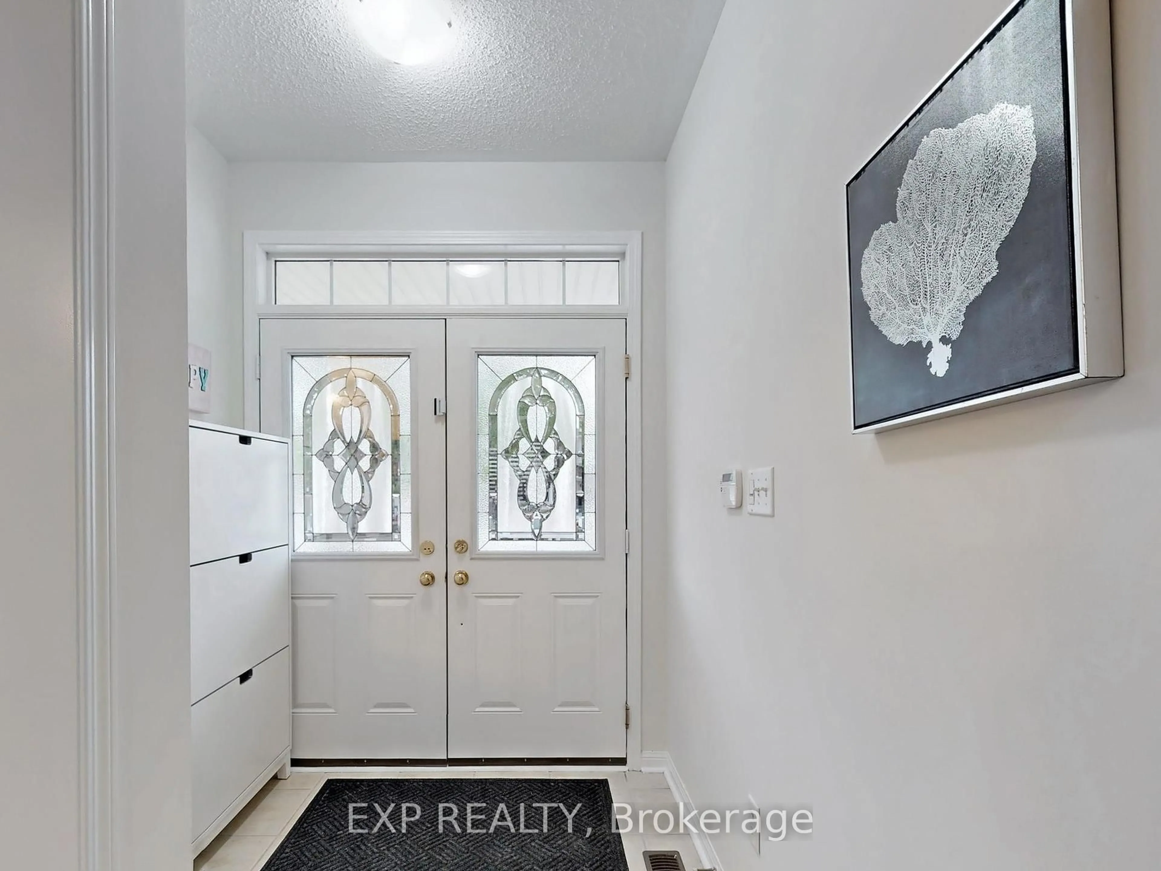Indoor entryway for 10 Crystalhill Dr, Brampton Ontario L6P 2T1
