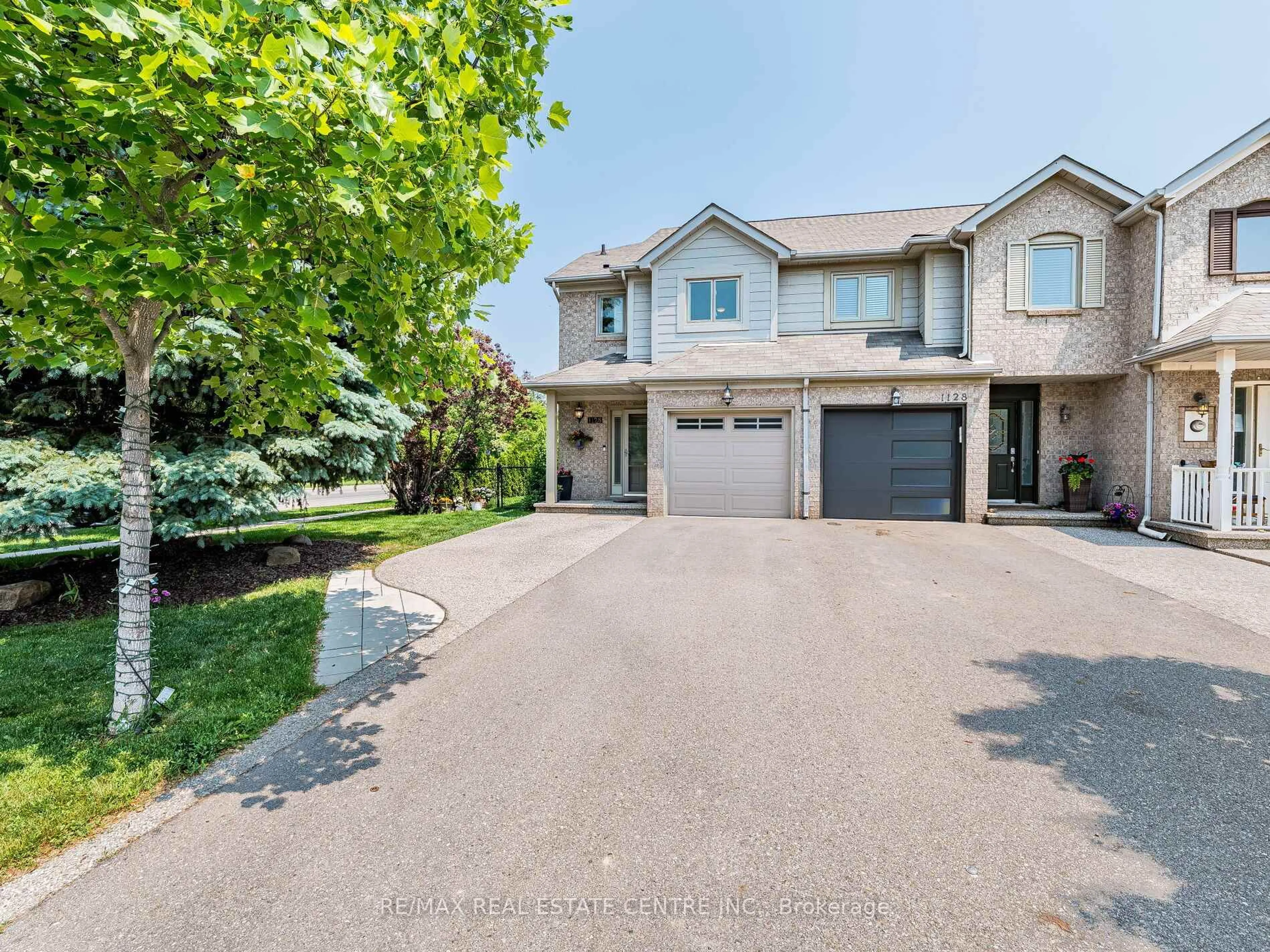 A pic from outside/outdoor area/front of a property/back of a property/a pic from drone, street for 1126 Westview Terr, Oakville Ontario L6M 3M1
