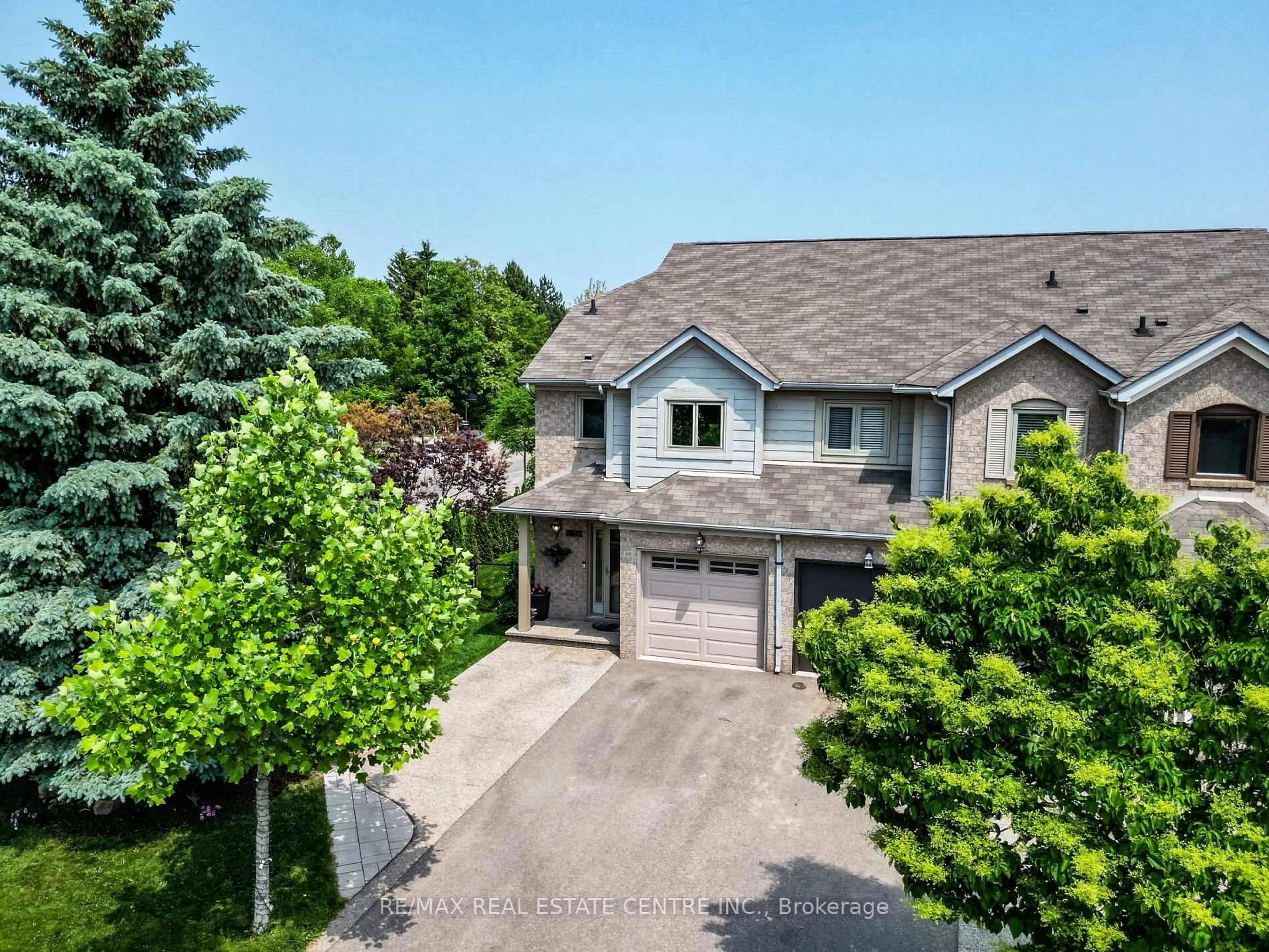 A pic from outside/outdoor area/front of a property/back of a property/a pic from drone, street for 1126 Westview Terr, Oakville Ontario L6M 3M1