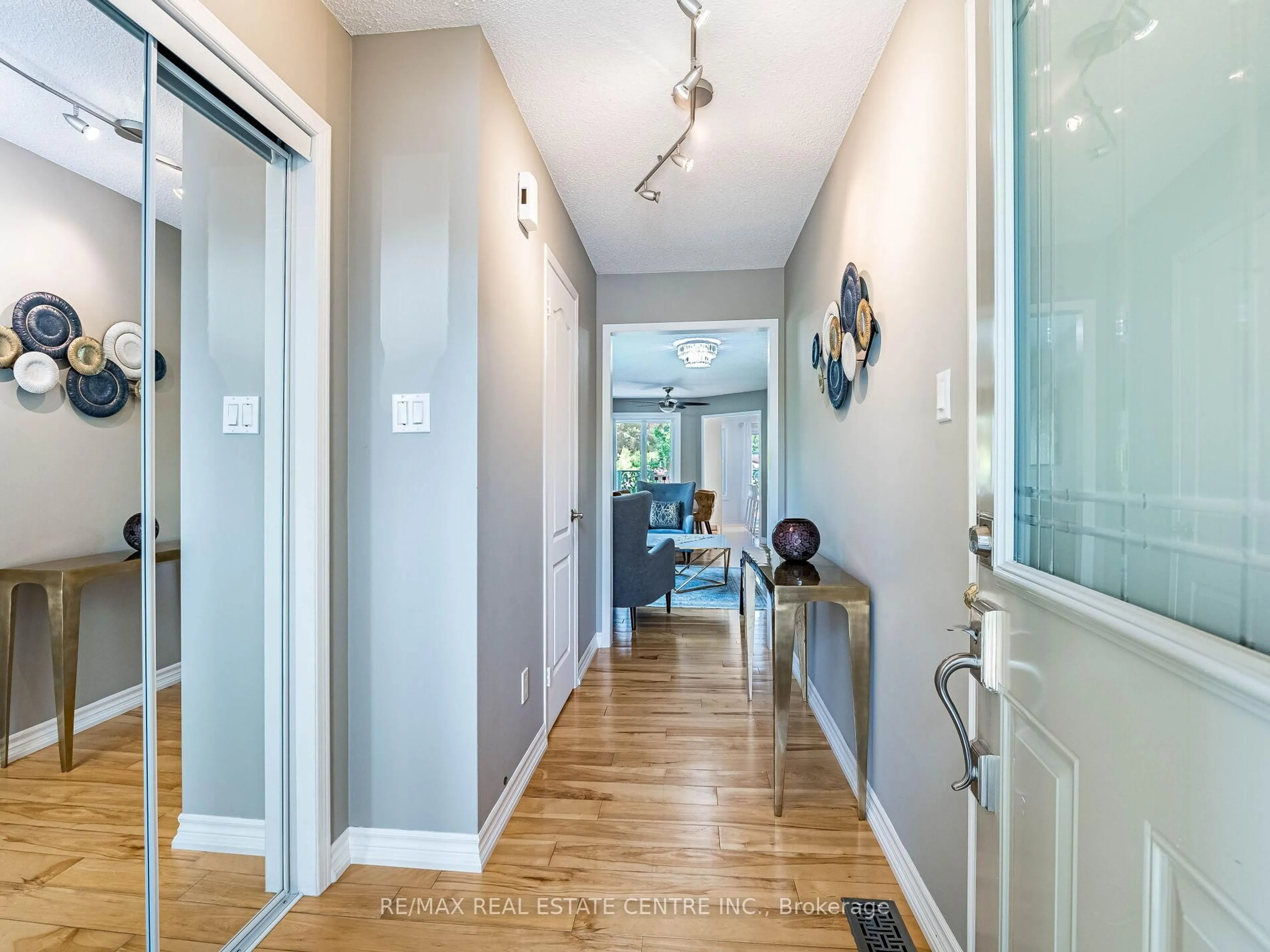 Indoor entryway for 1126 Westview Terr, Oakville Ontario L6M 3M1