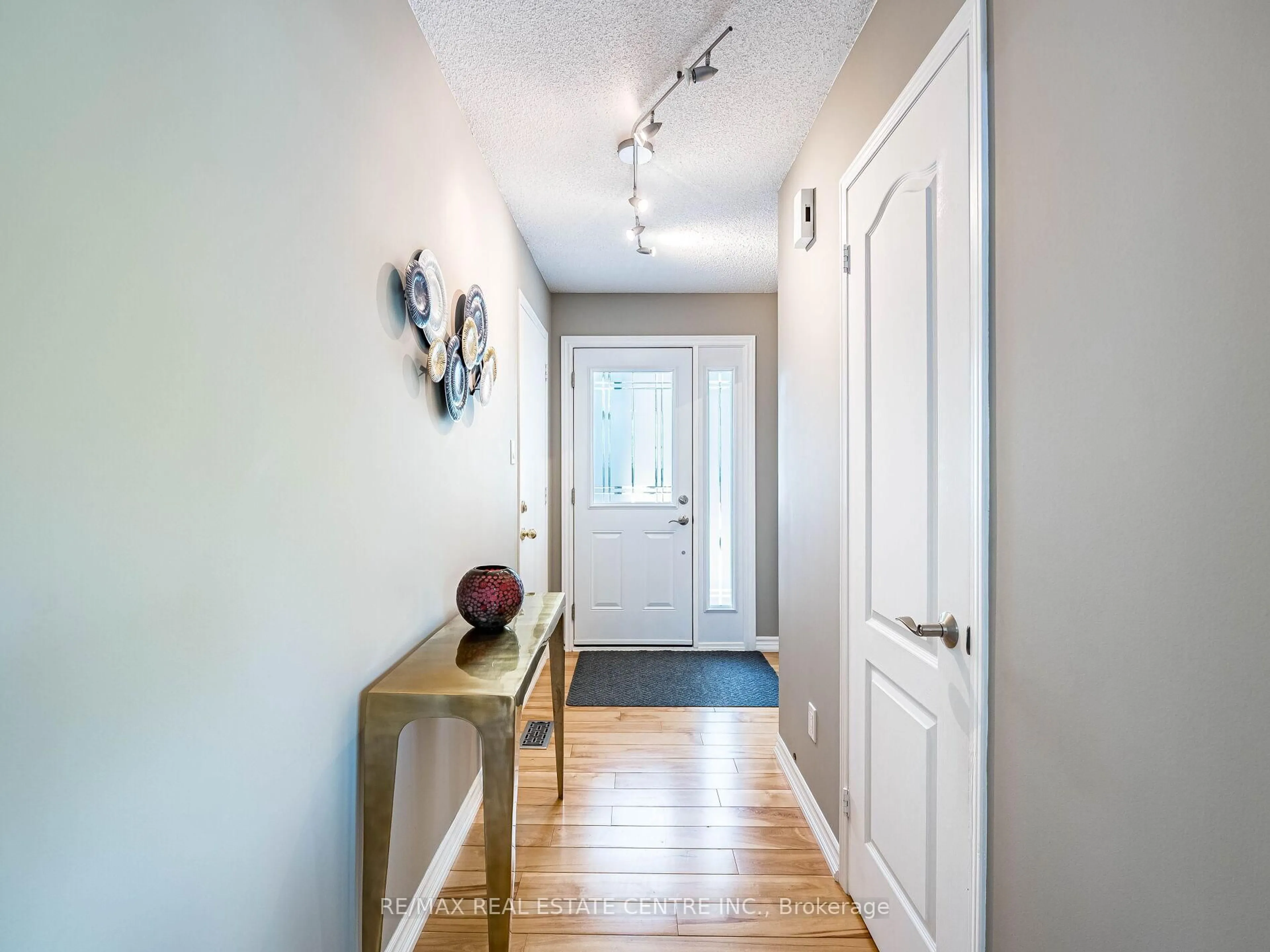 Indoor entryway for 1126 Westview Terr, Oakville Ontario L6M 3M1