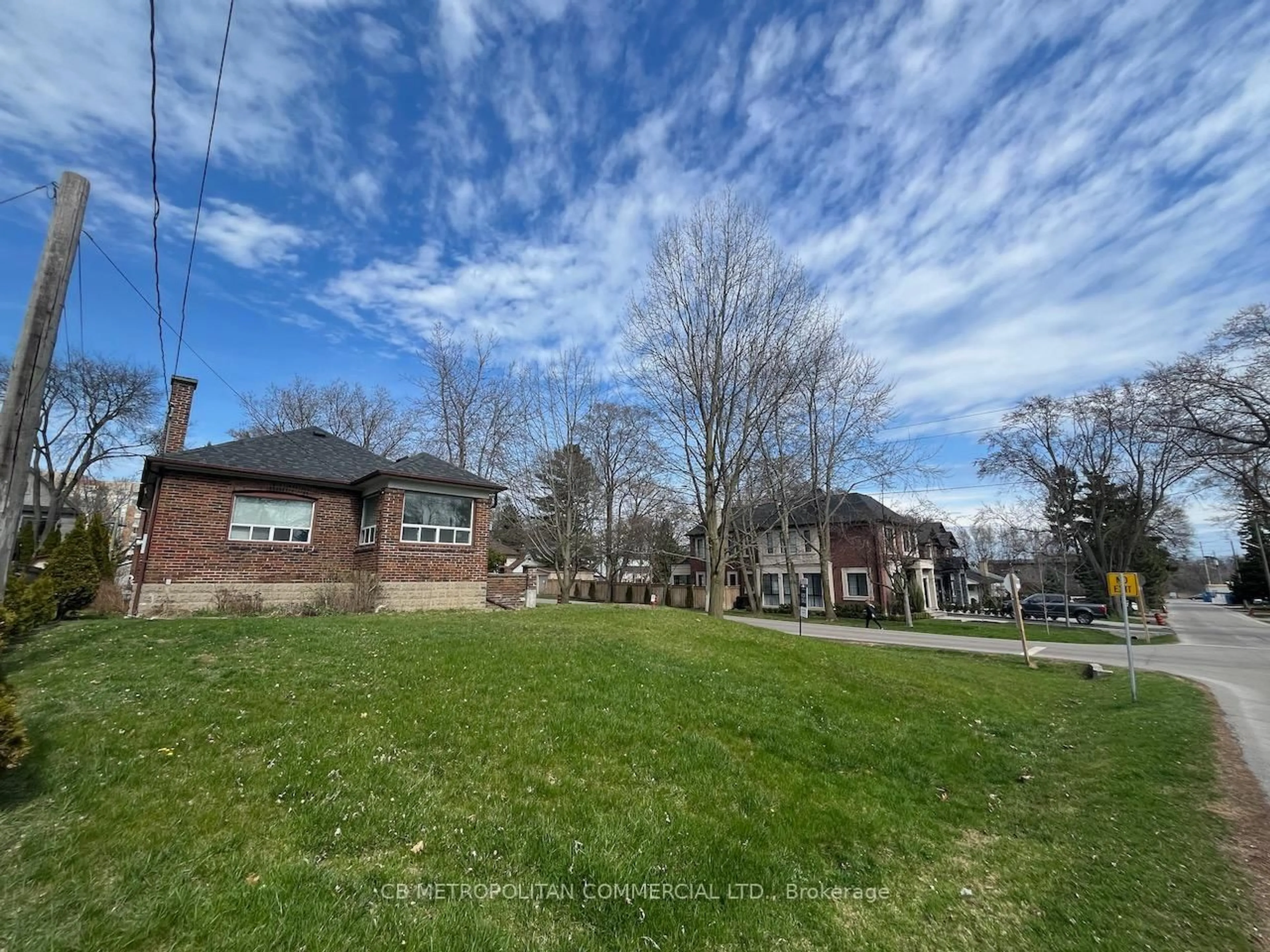 A pic from outside/outdoor area/front of a property/back of a property/a pic from drone, unknown for 1403 Orchard Hill Rd, Mississauga Ontario L5E 1J5