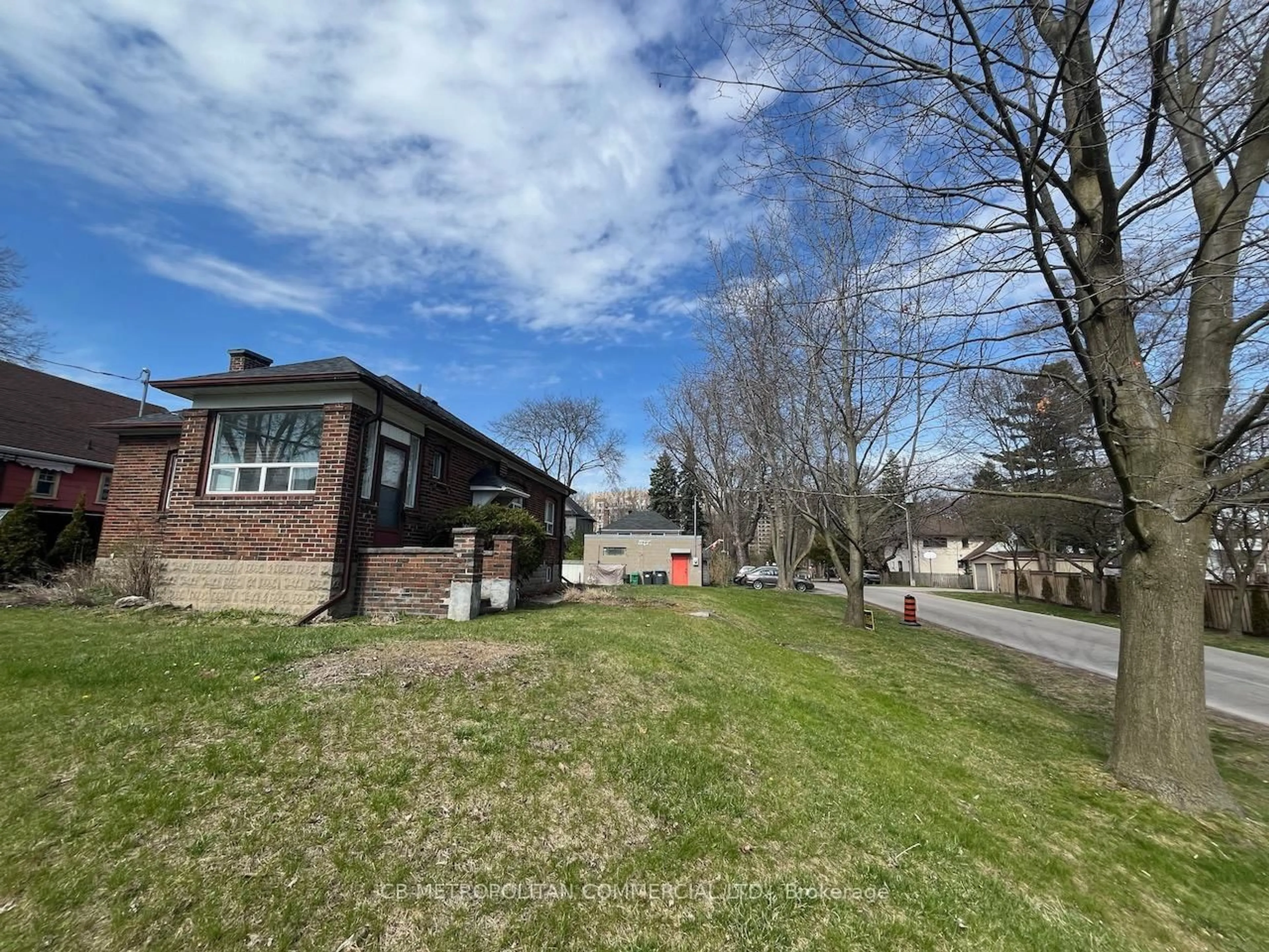 A pic from outside/outdoor area/front of a property/back of a property/a pic from drone, street for 1403 Orchard Hill Rd, Mississauga Ontario L5E 1J5
