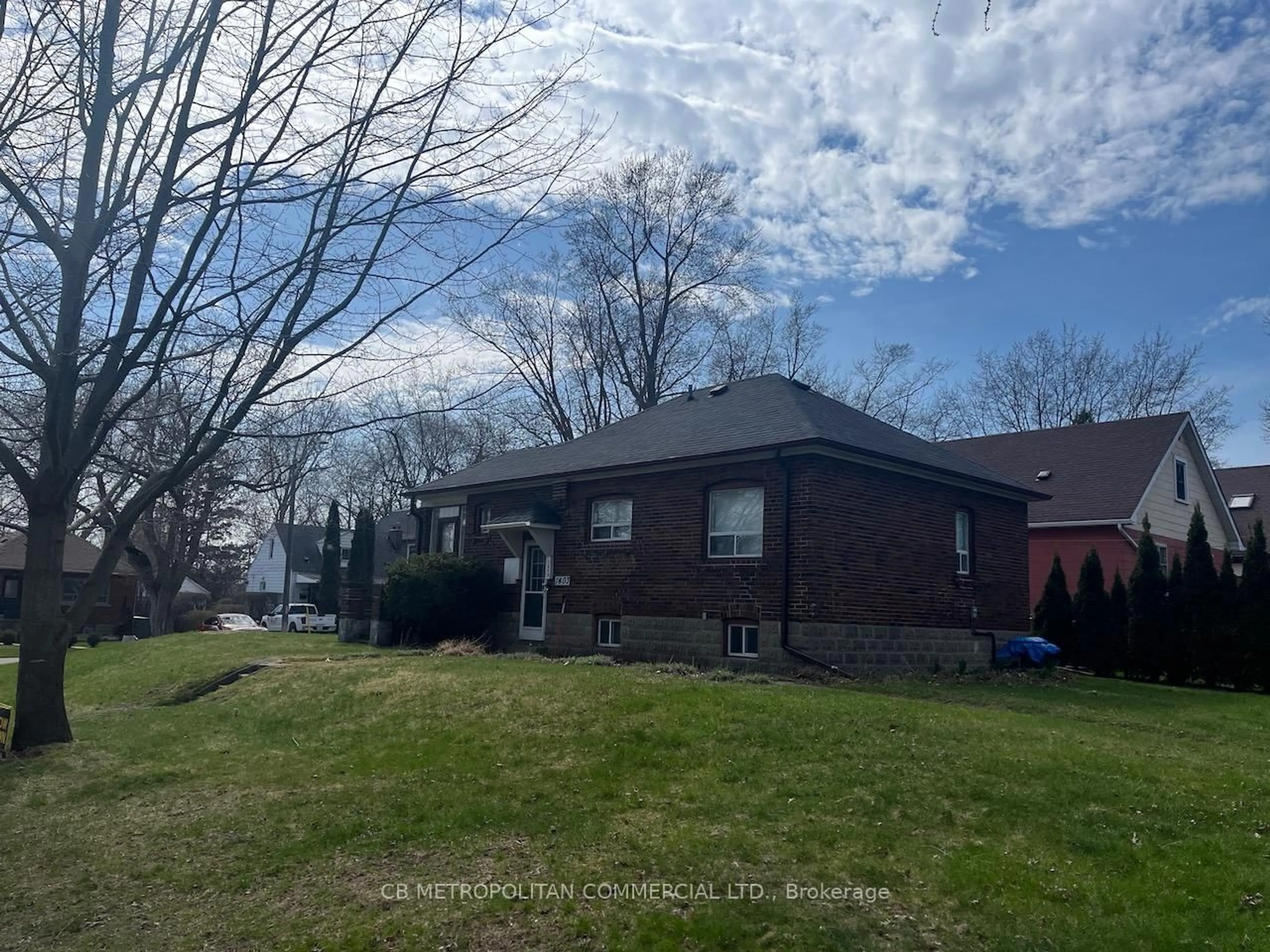 Home with brick exterior material, unknown for 1403 Orchard Hill Rd, Mississauga Ontario L5E 1J5