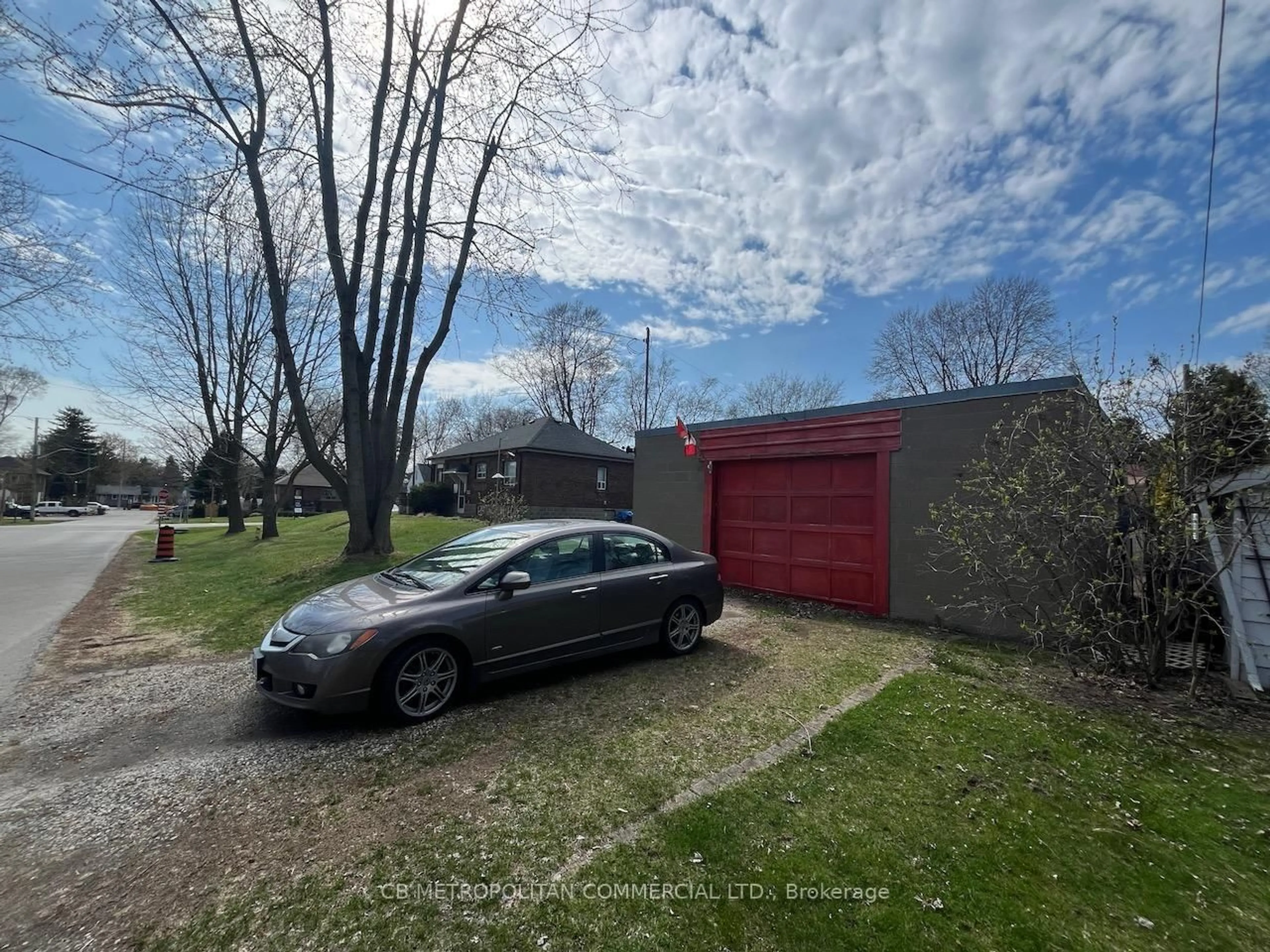 A pic from outside/outdoor area/front of a property/back of a property/a pic from drone, street for 1403 Orchard Hill Rd, Mississauga Ontario L5E 1J5