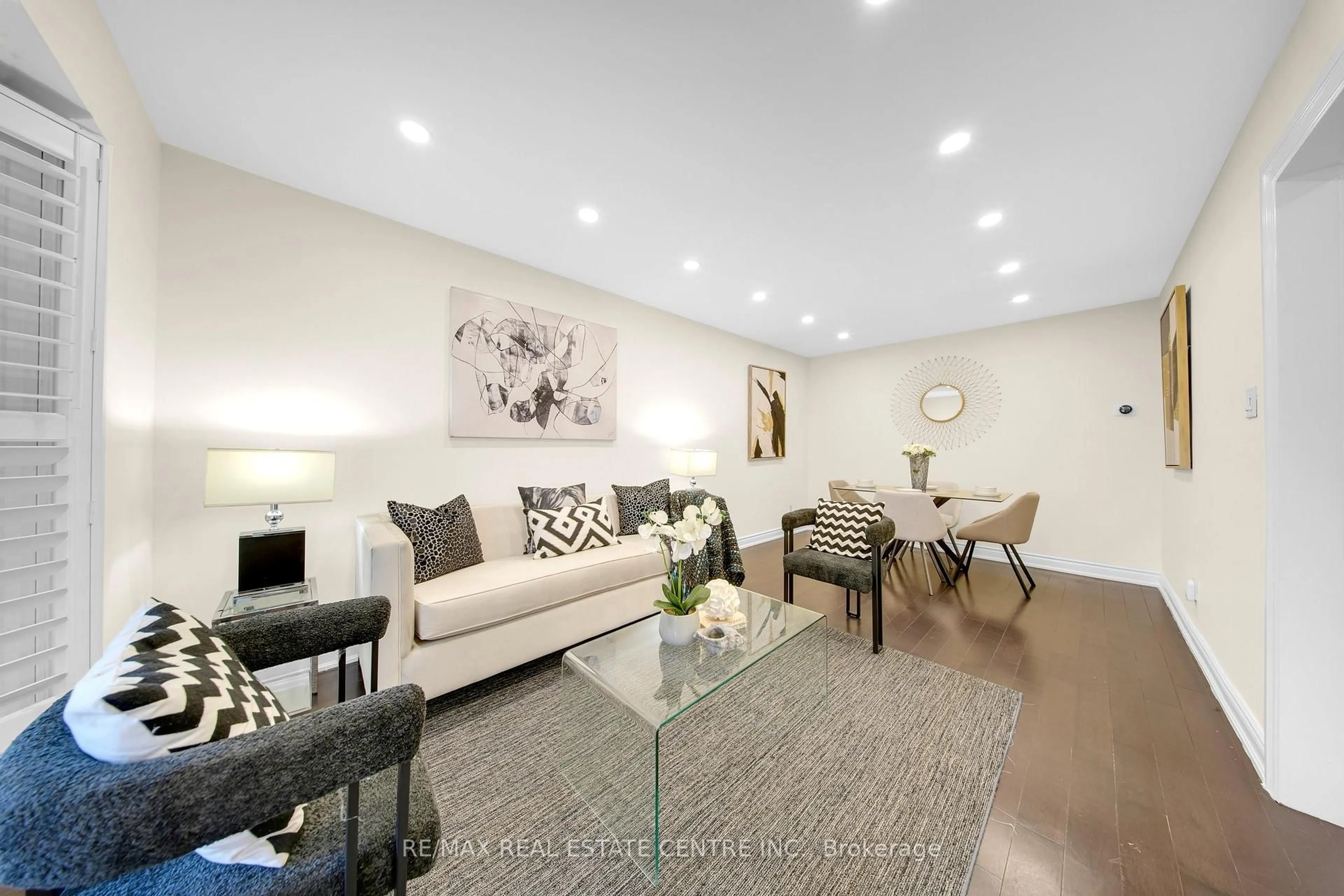 Living room with furniture, unknown for 30 Oaklea Blvd, Brampton Ontario L6Y 4G5
