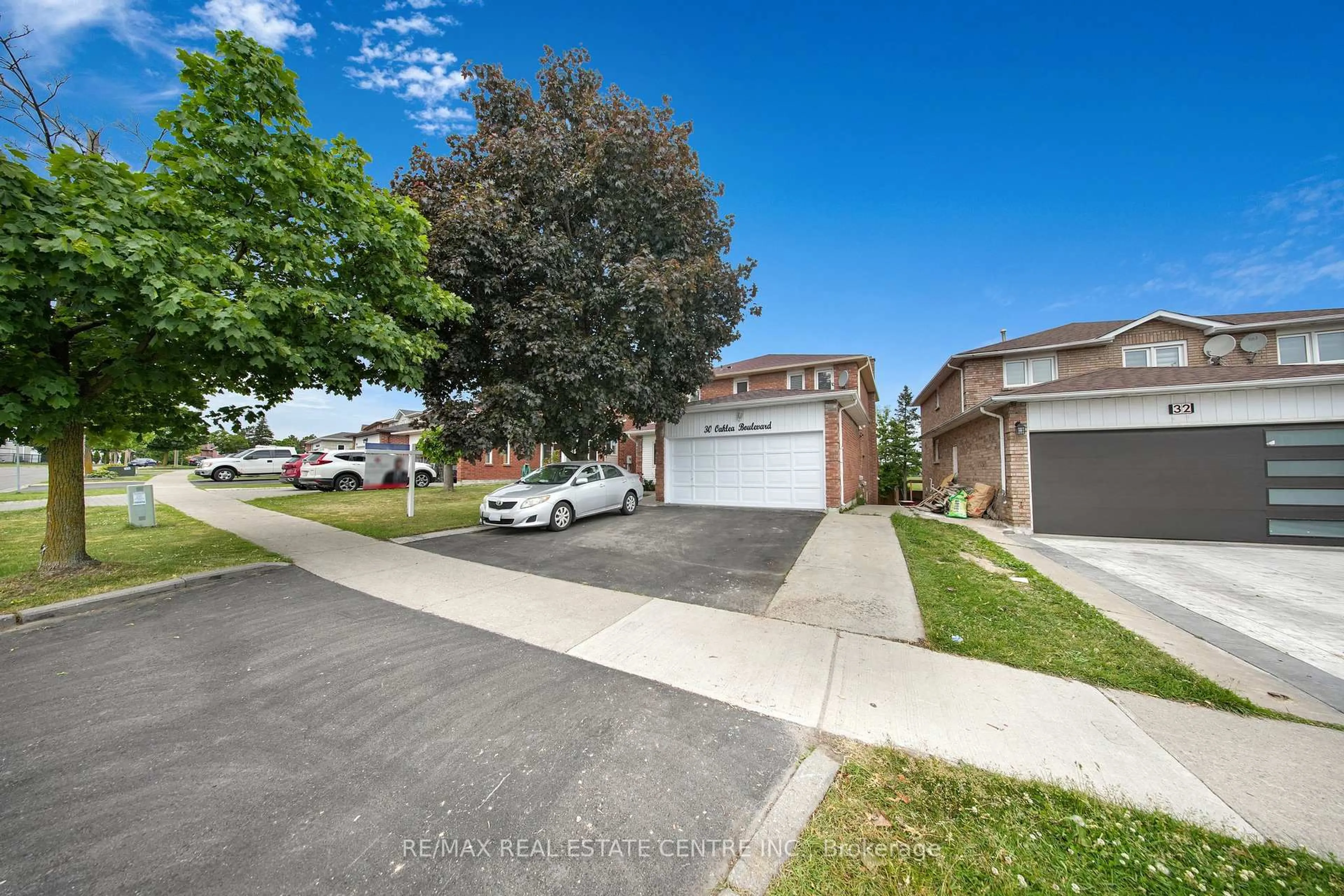 A pic from outside/outdoor area/front of a property/back of a property/a pic from drone, street for 30 Oaklea Blvd, Brampton Ontario L6Y 4G5