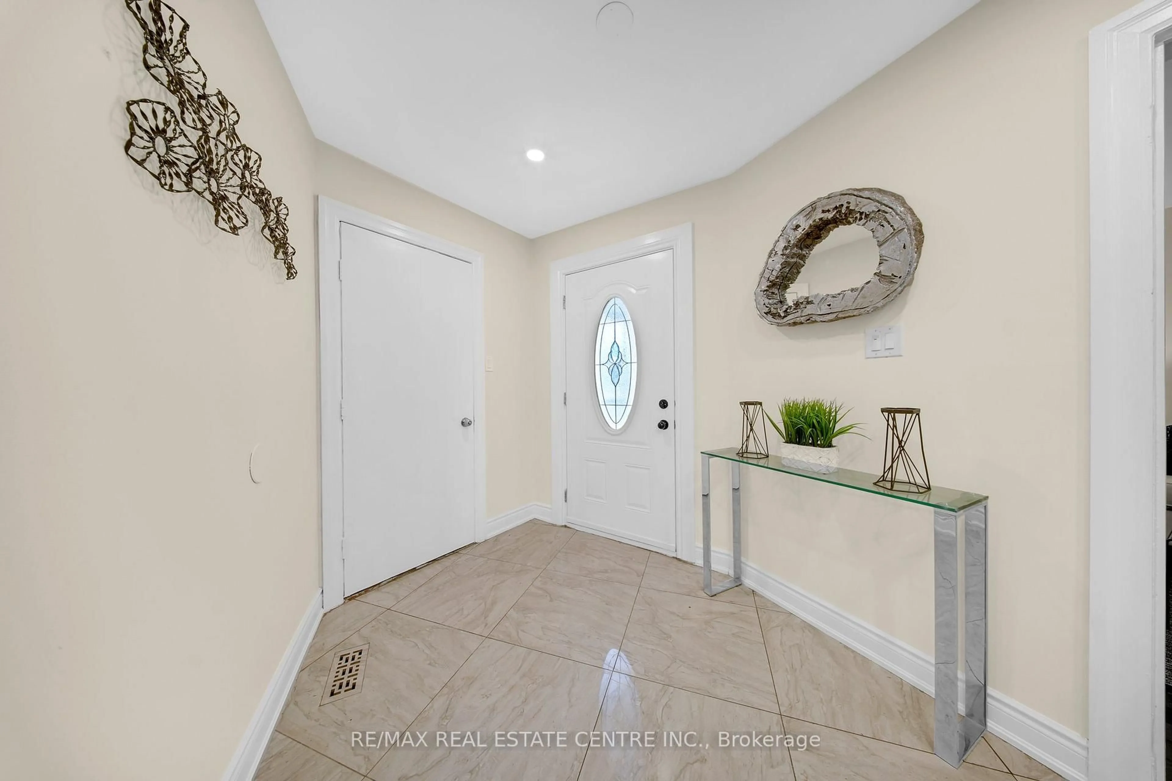 Indoor entryway for 30 Oaklea Blvd, Brampton Ontario L6Y 4G5