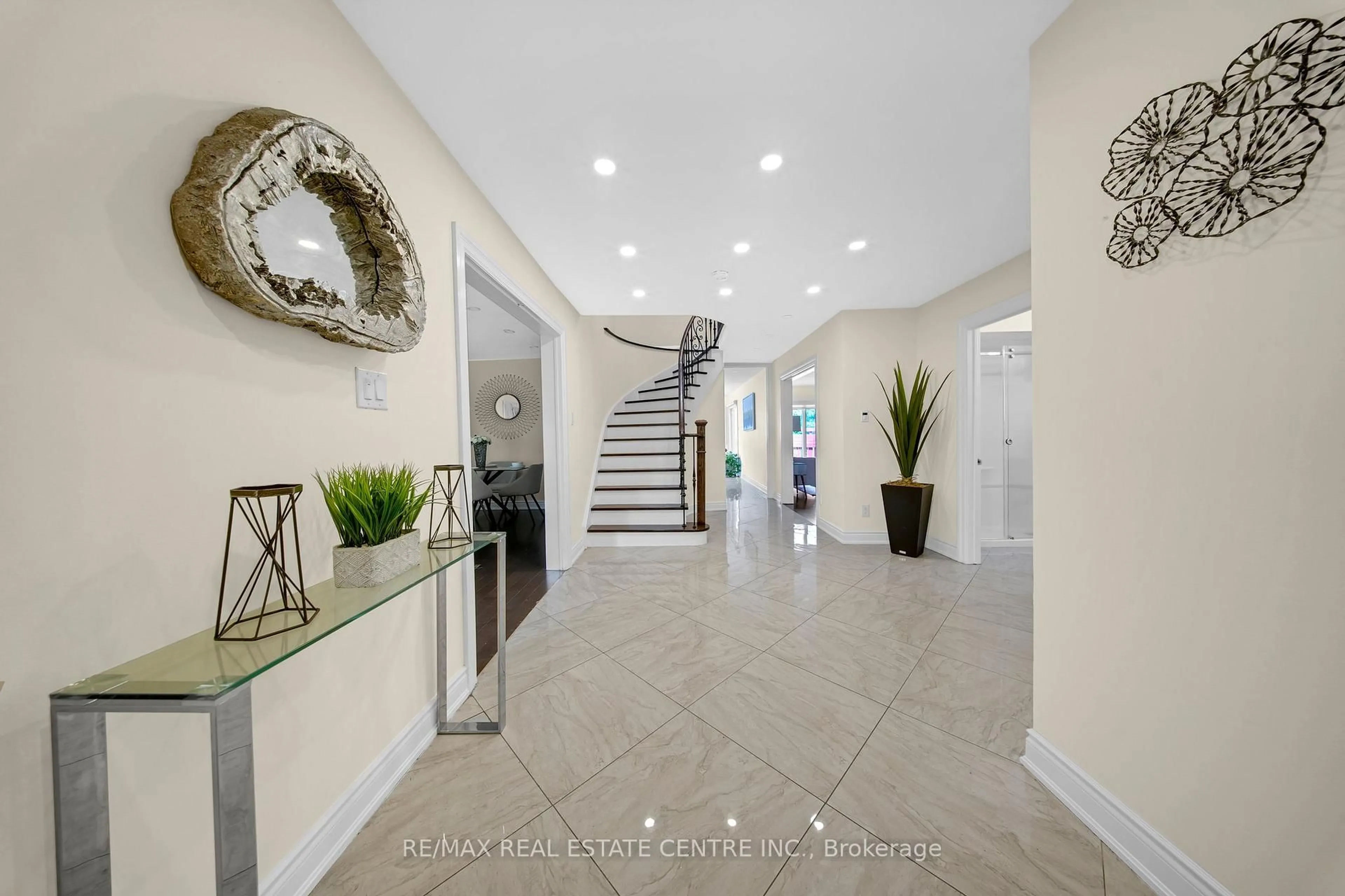 Indoor foyer for 30 Oaklea Blvd, Brampton Ontario L6Y 4G5