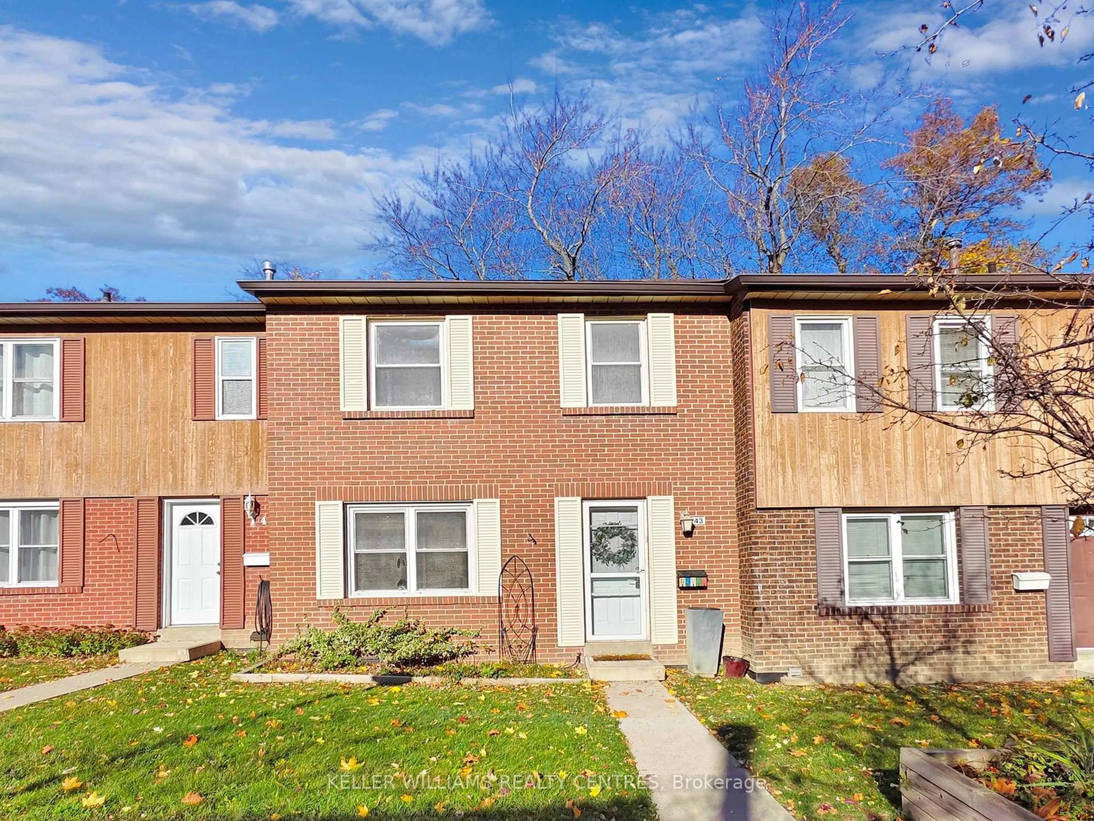Home with brick exterior material, street for 2825 Gananoque Dr #43, Mississauga Ontario L5N 1V6
