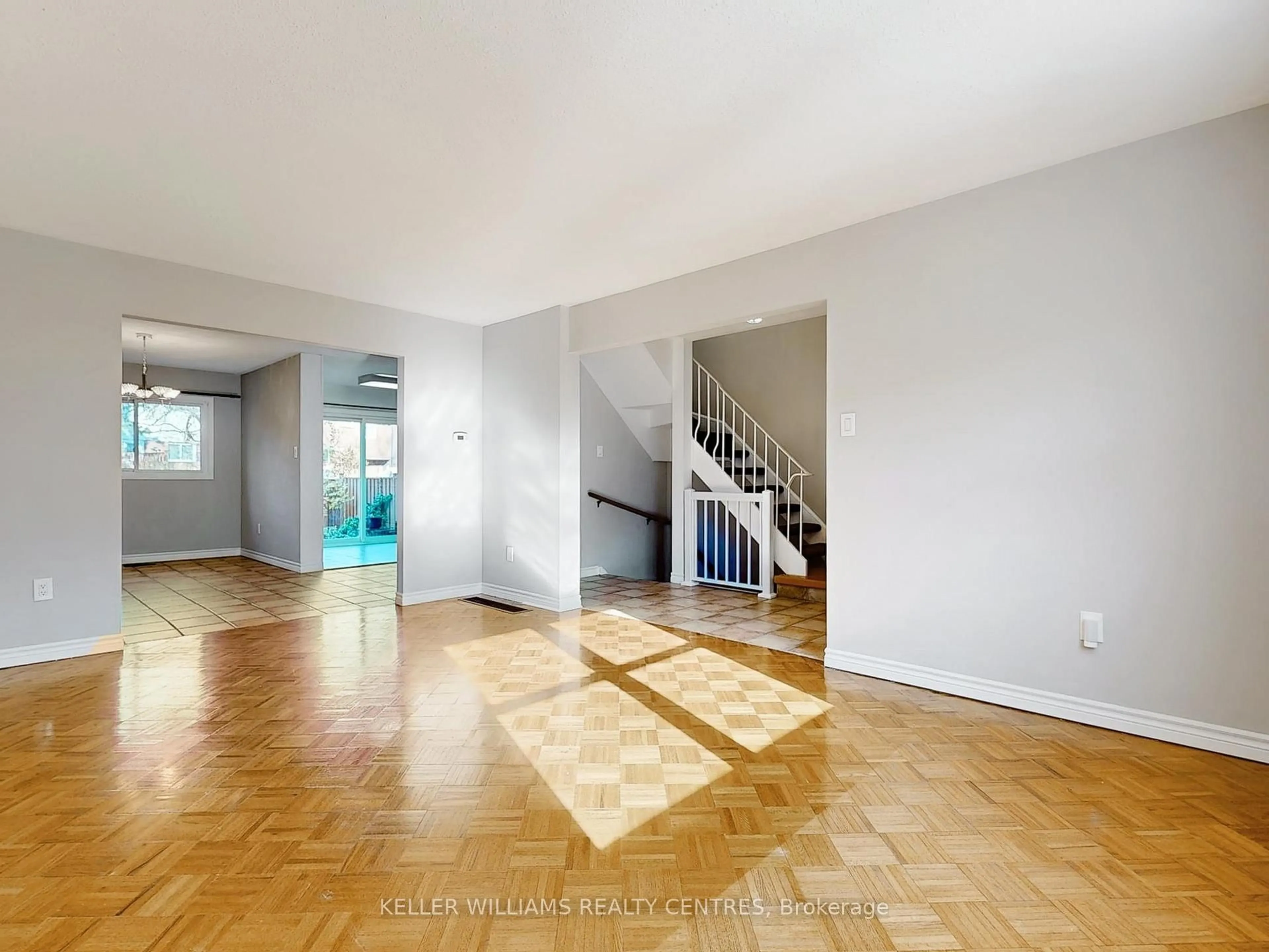 Indoor foyer for 2825 Gananoque Dr #43, Mississauga Ontario L5N 1V6