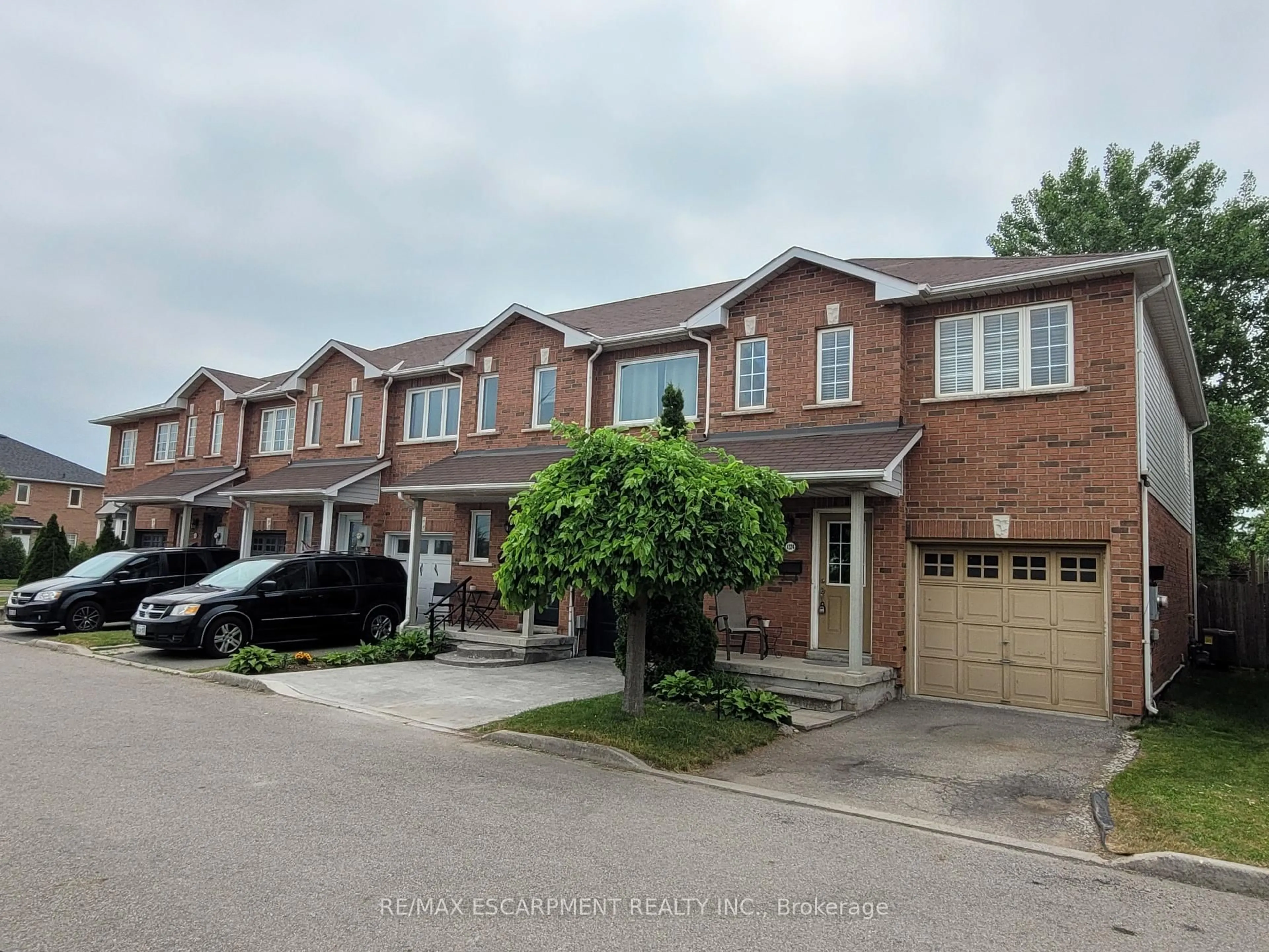 Home with brick exterior material, street for 4324 FAIRVIEW St, Burlington Ontario L7L 7A2