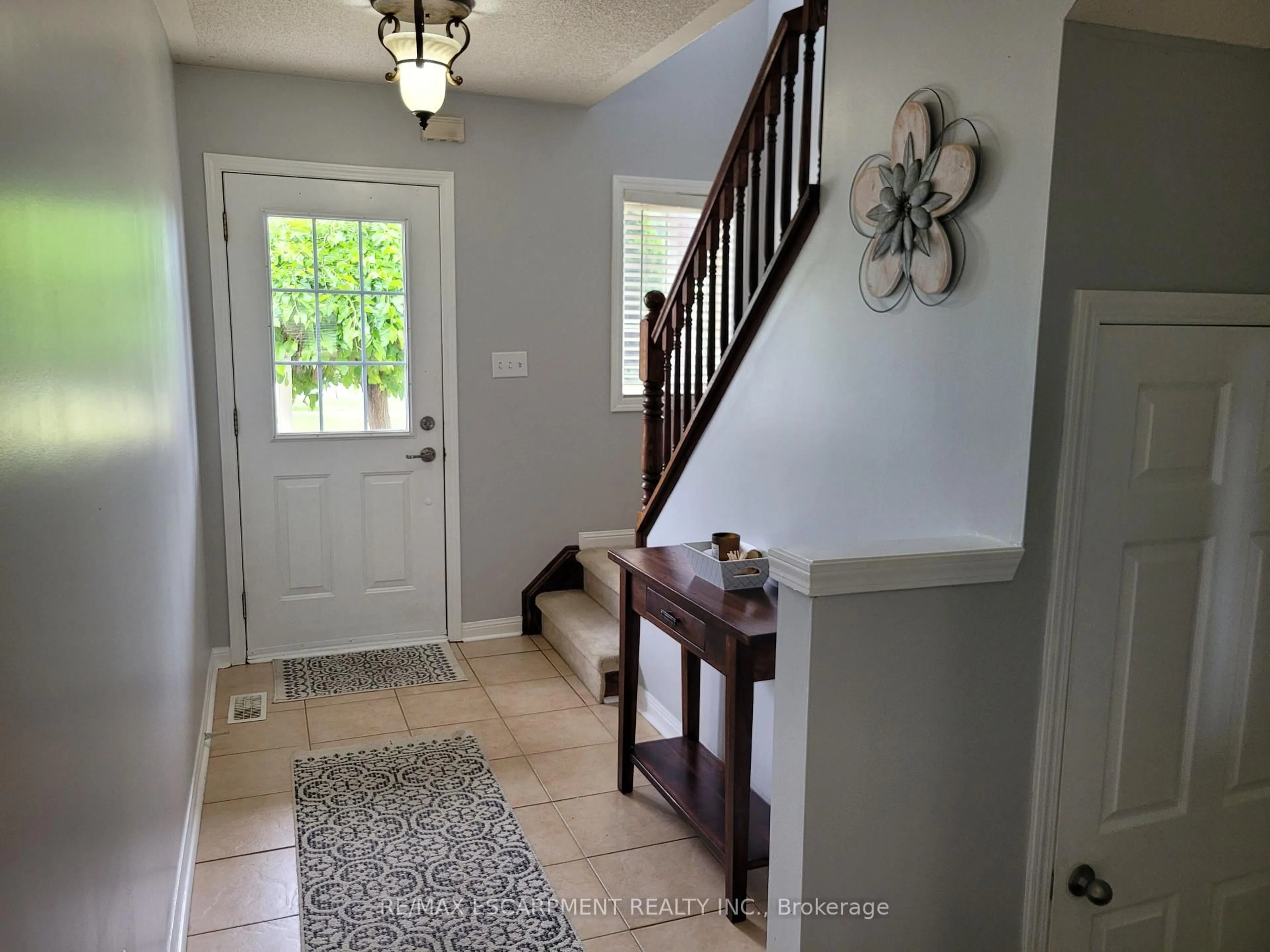 Indoor entryway for 4324 FAIRVIEW St, Burlington Ontario L7L 7A2