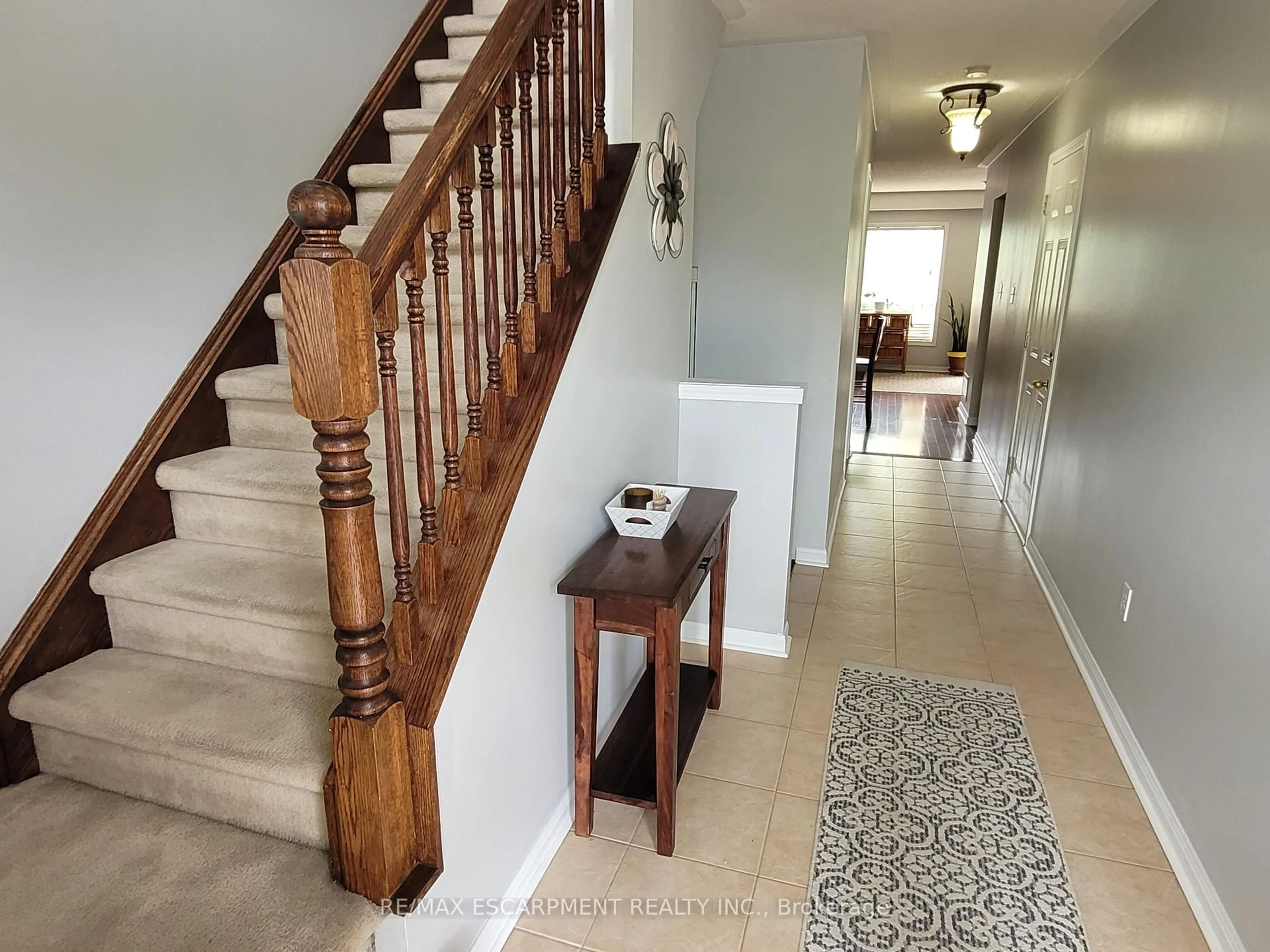 Indoor foyer for 4324 FAIRVIEW St, Burlington Ontario L7L 7A2