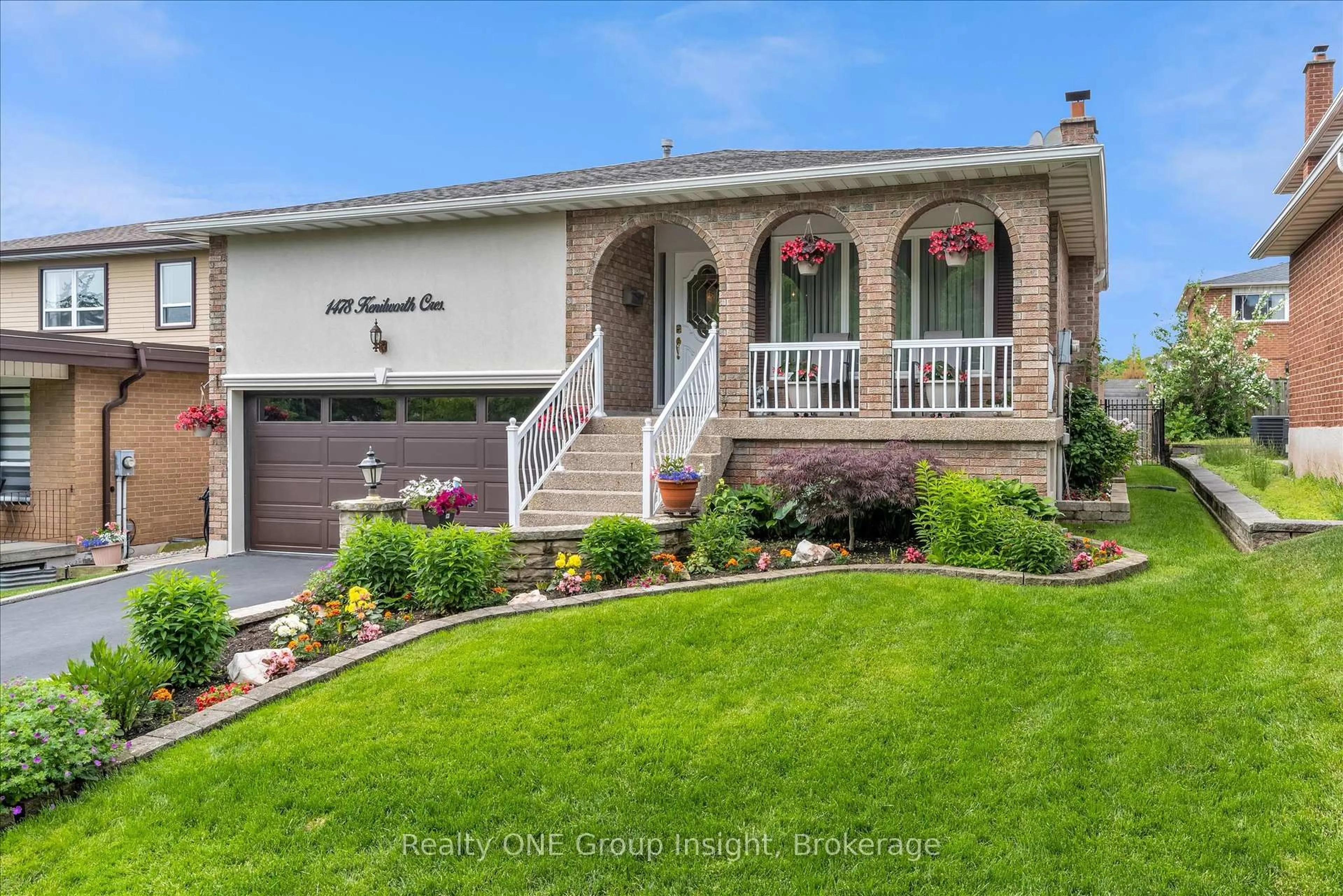 Home with vinyl exterior material, street for 1478 Kenilworth Cres, Oakville Ontario L6H 3G1