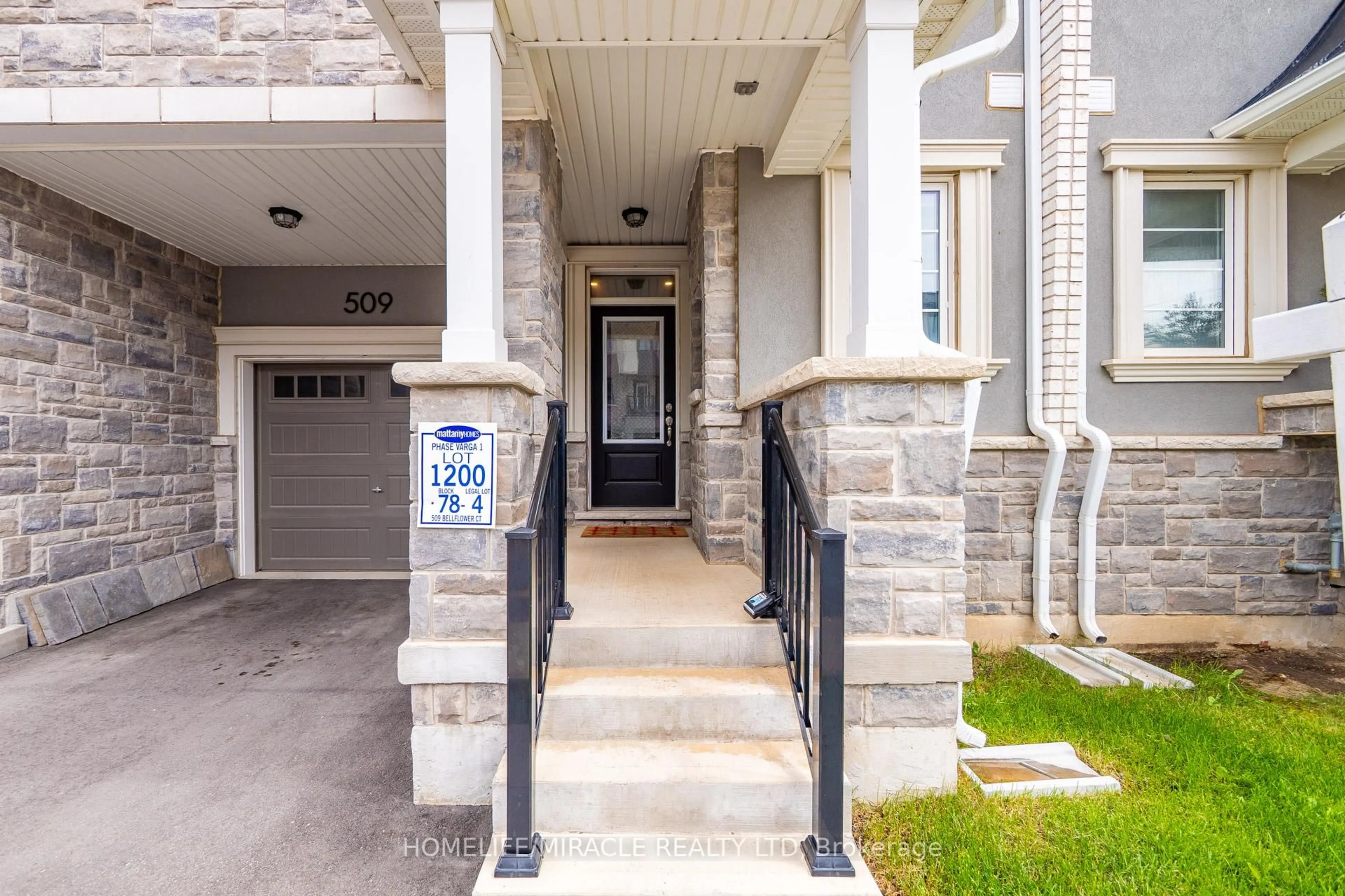 Indoor entryway for 509 Bellflower Crt, Milton Ontario L9E 1W5