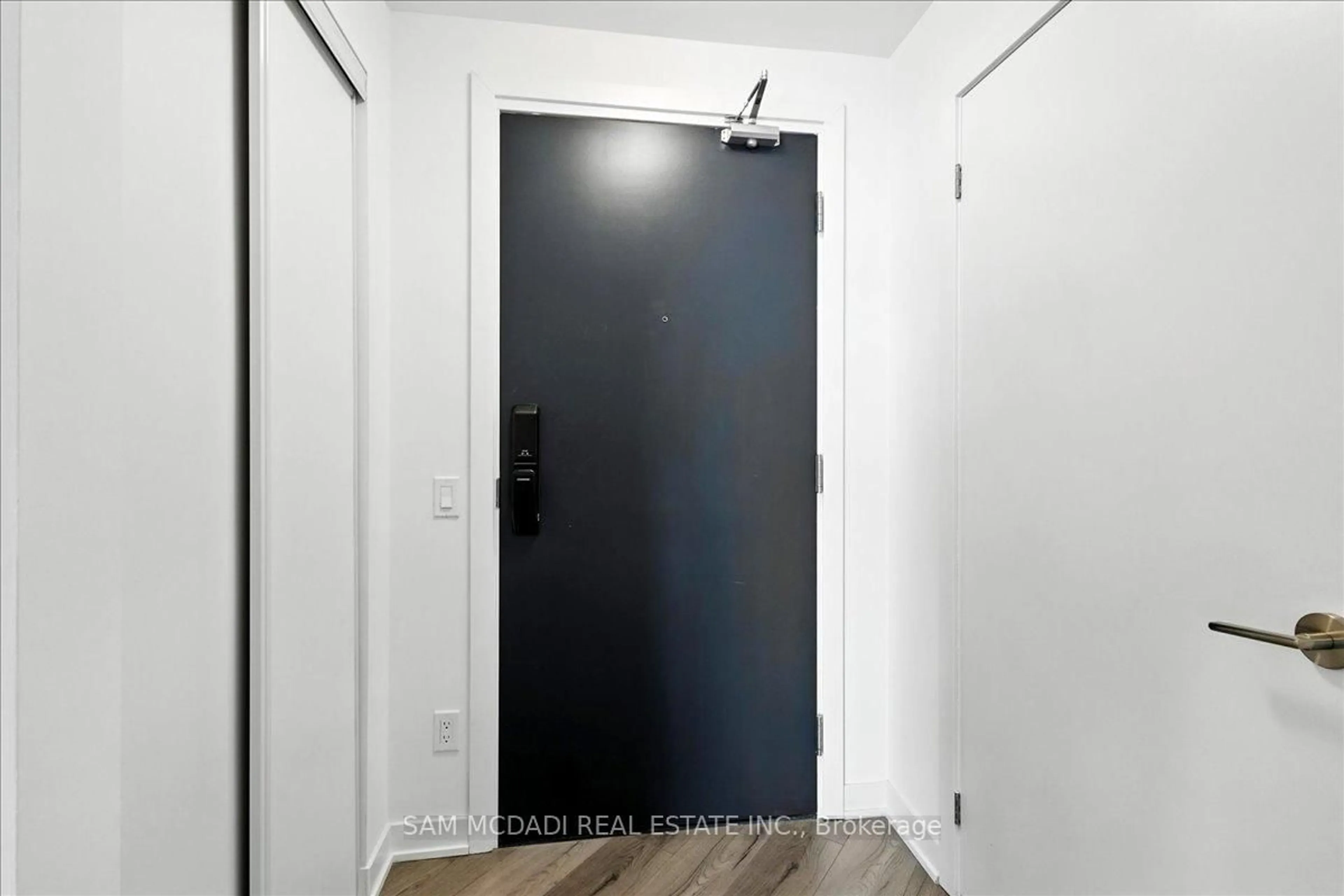 Indoor entryway for 405 Dundas St #722, Oakville Ontario L6M 5P9