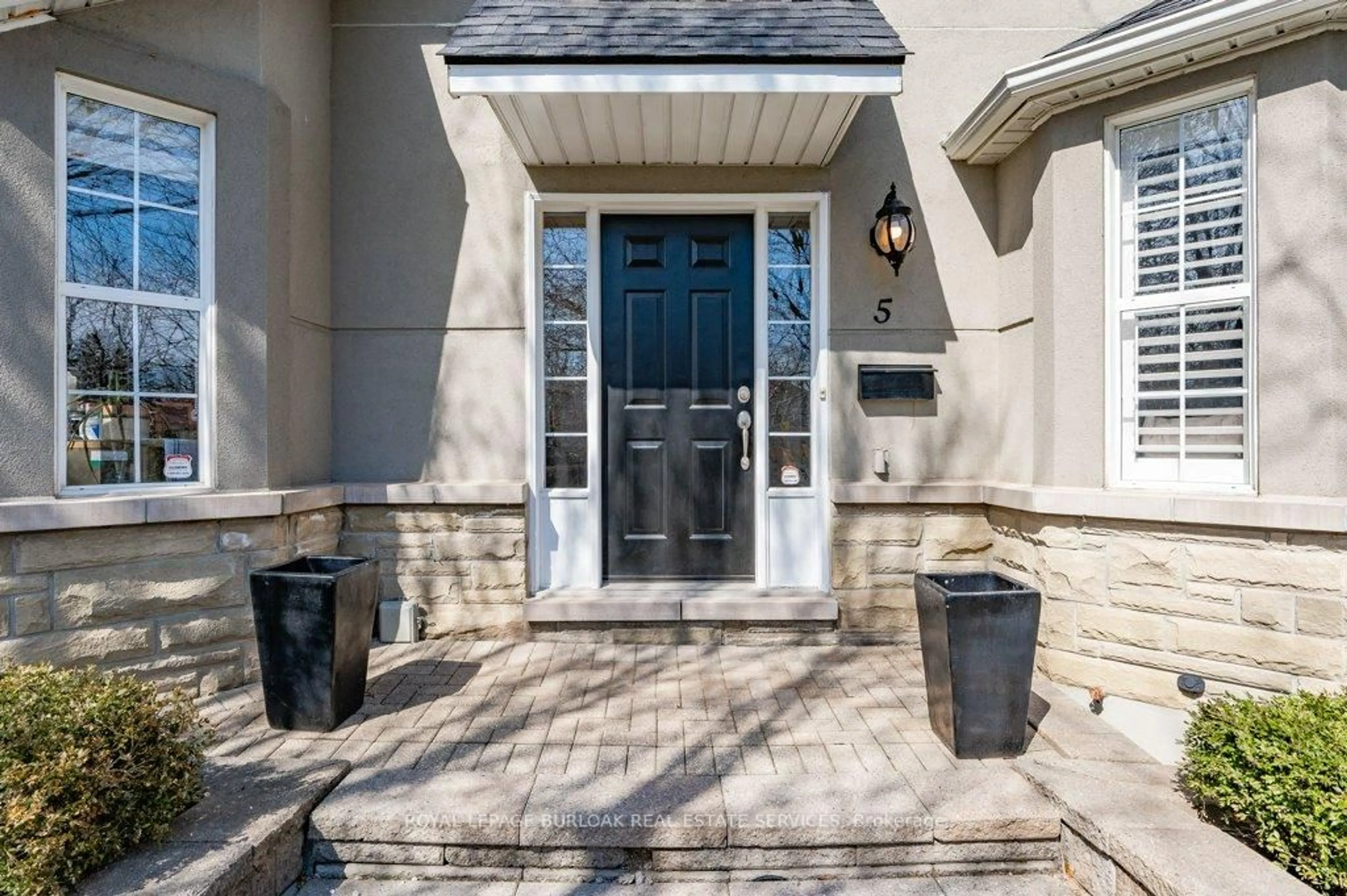 Indoor entryway for 1061 North Shore Blvd #5, Burlington Ontario L7T 1X9