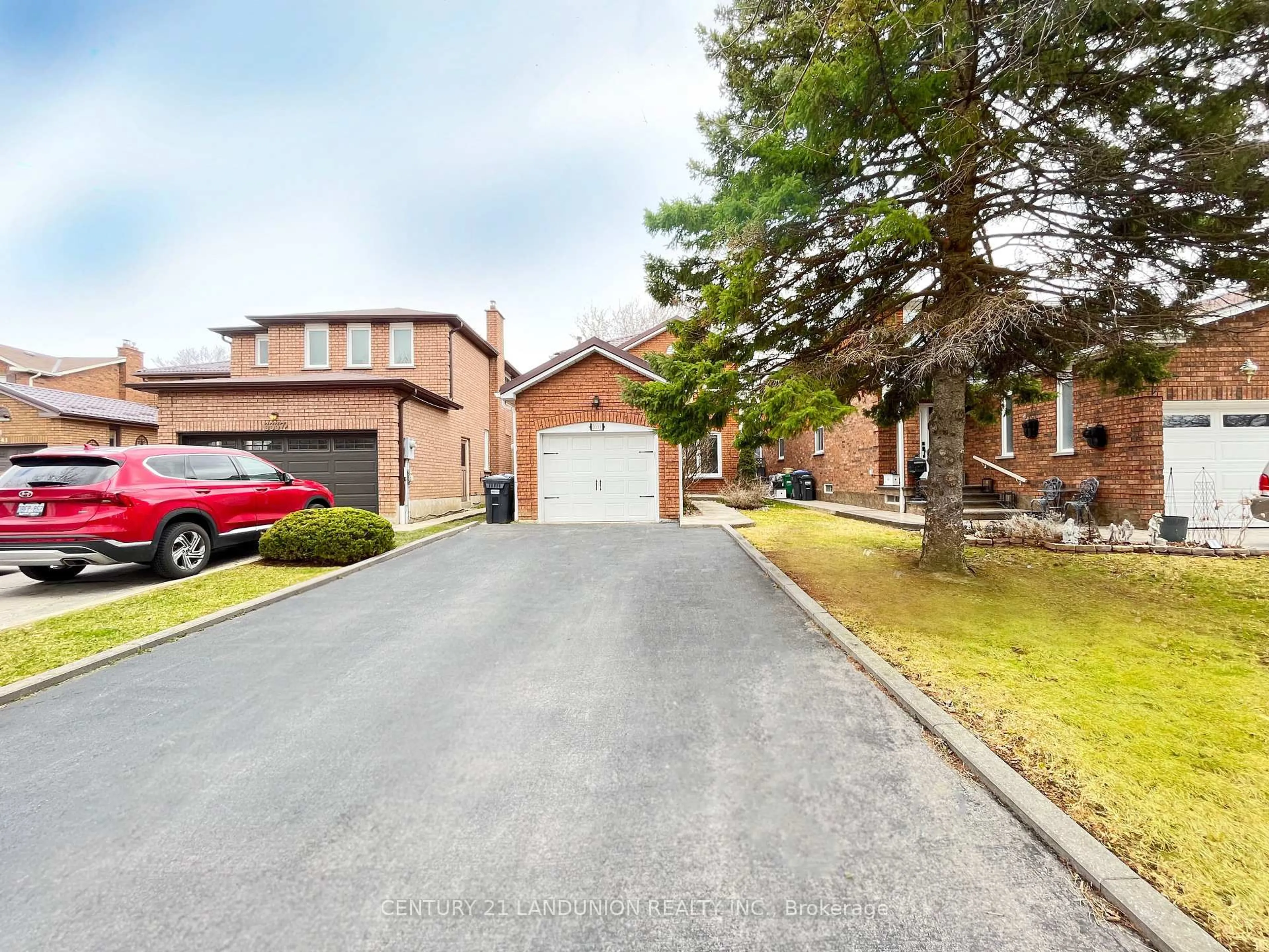 A pic from outside/outdoor area/front of a property/back of a property/a pic from drone, street for 3333 Hargrove Rd, Mississauga Ontario L5L 4E6