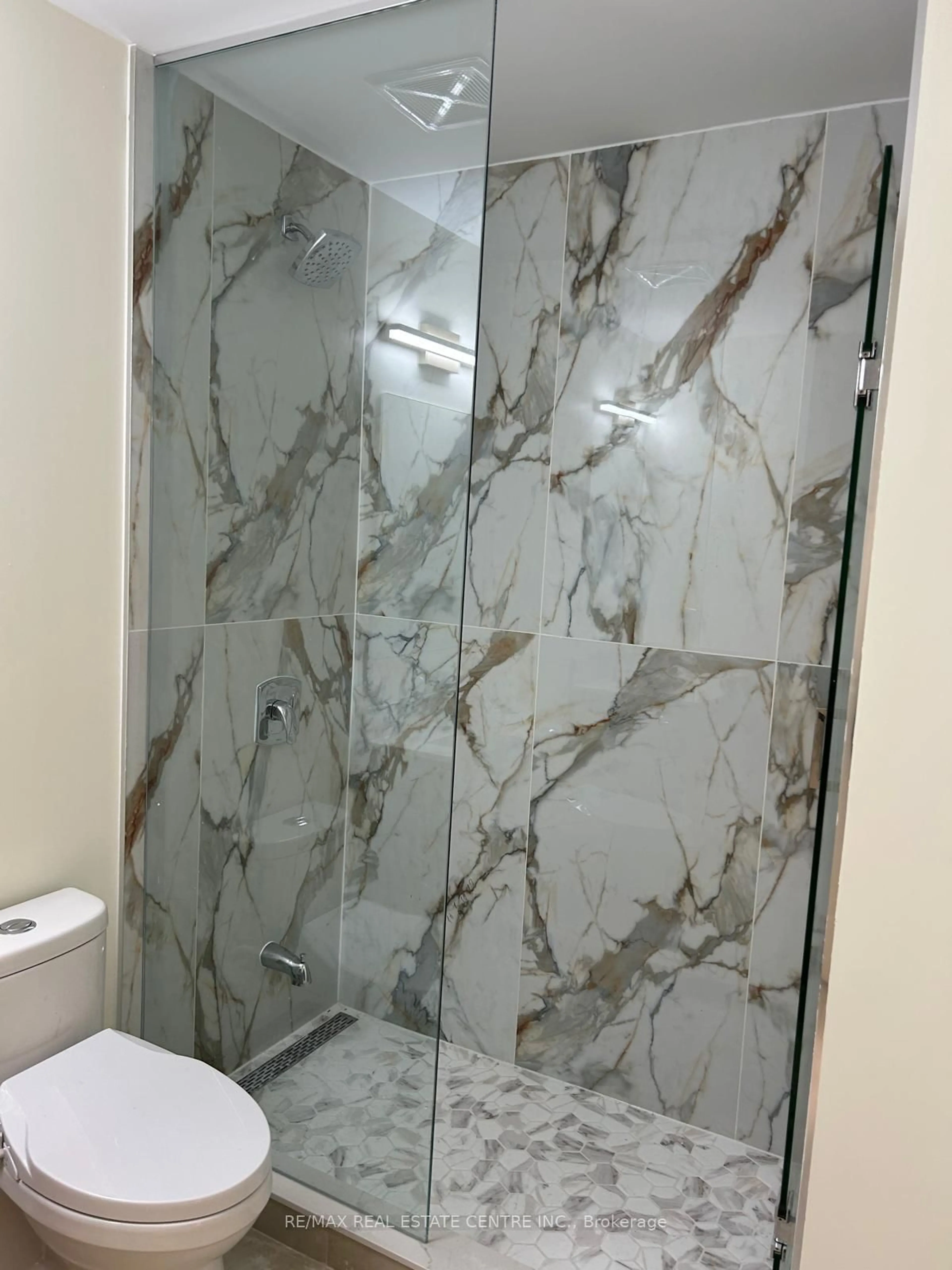 Standard bathroom, ceramic/tile floor for 339 Rathburn Rd #2116, Mississauga Ontario L5B 0K6