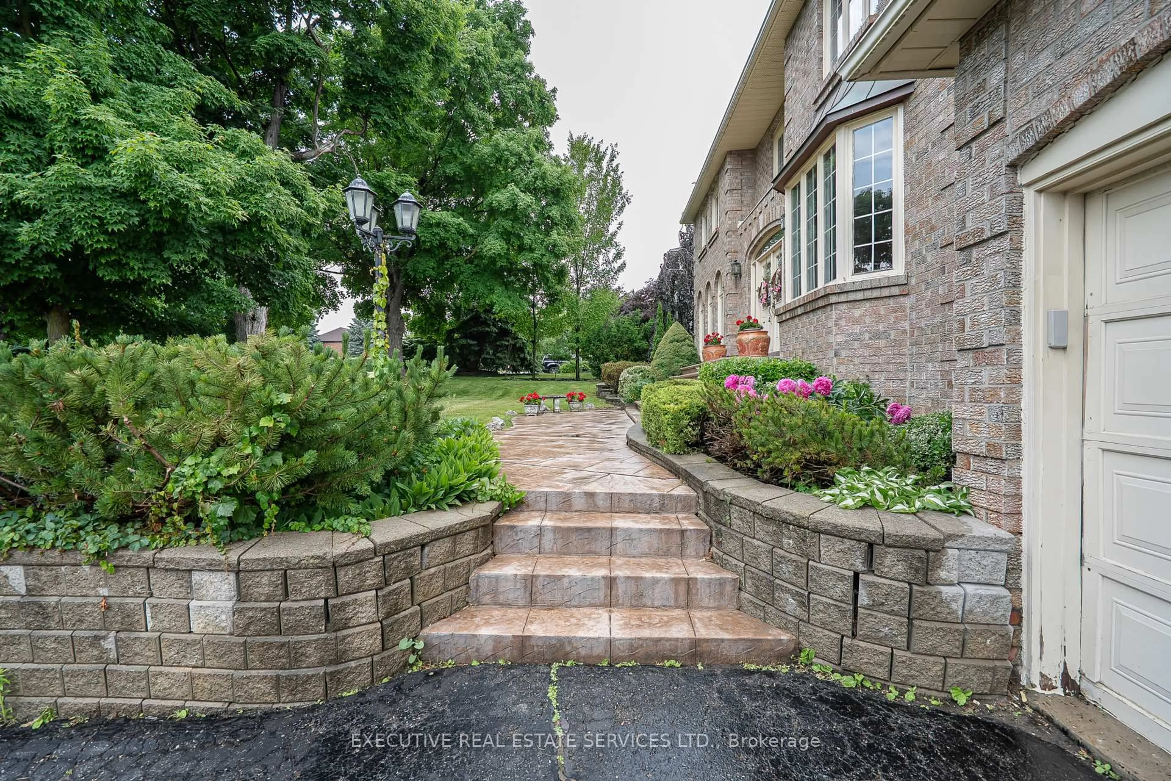 Patio, street for 503 Conservation Dr, Brampton Ontario L6Z 0C2